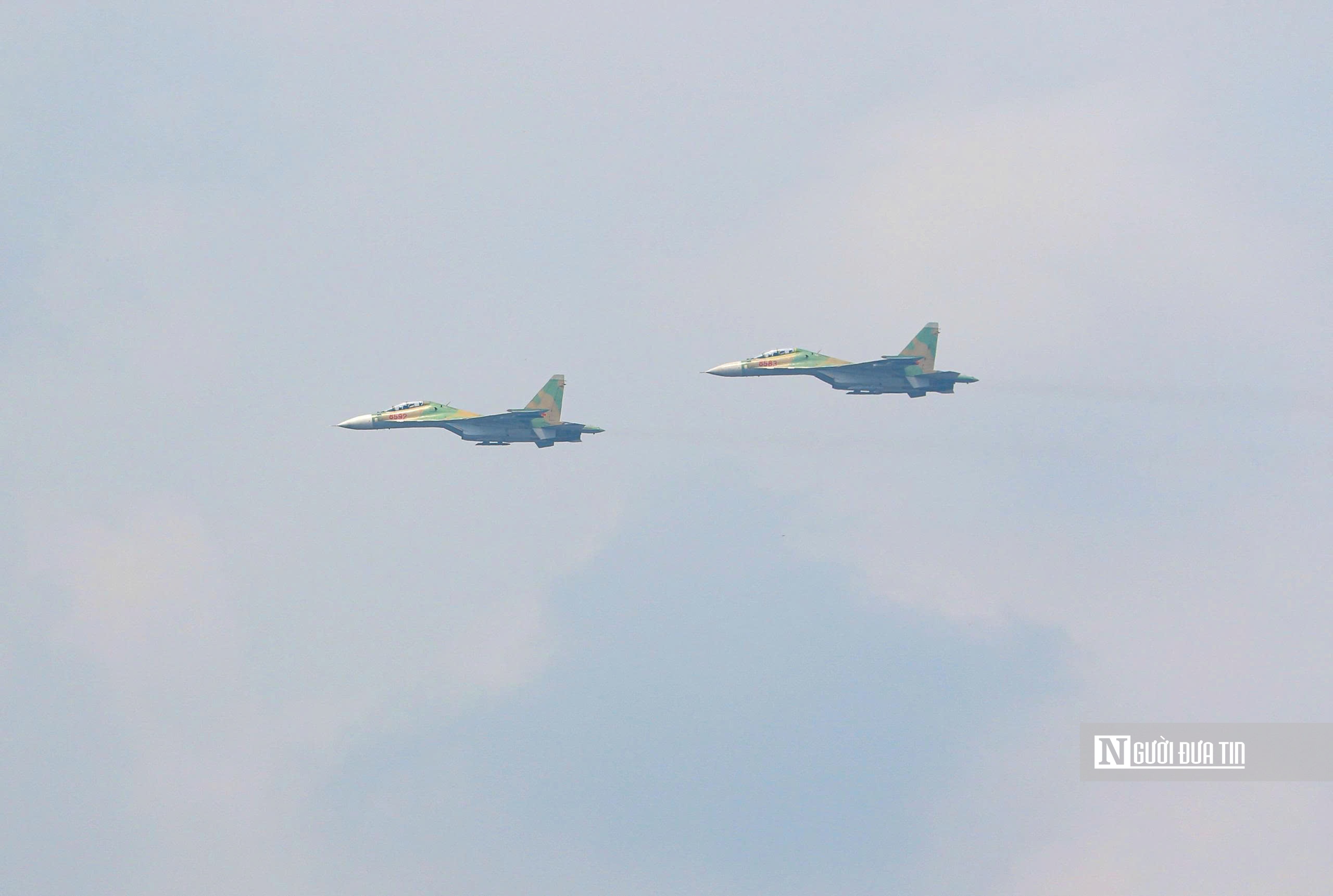 Tiêm kích Su-30MK2 bay lượn trên bầu trời Hà Nội- Ảnh 3. Tiêm kích Su-30MK2 bay lượn trên bầu trời Hà Nội- Ảnh 3.