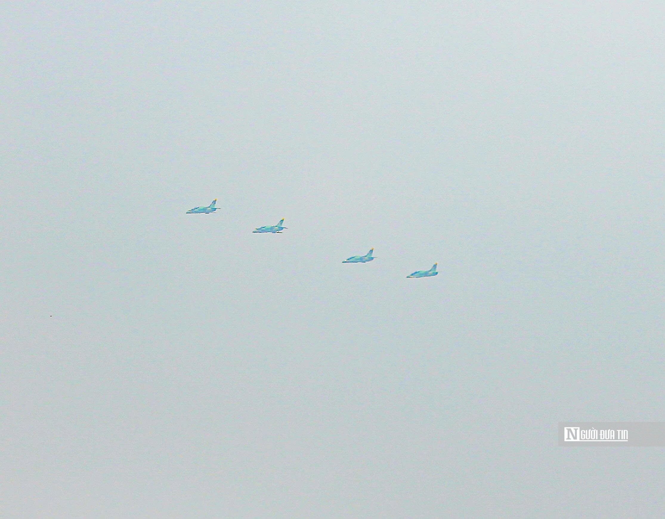 Tiêm kích Su-30MK2 bay lượn trên bầu trời Hà Nội- Ảnh 4. Tiêm kích Su-30MK2 bay lượn trên bầu trời Hà Nội- Ảnh 4.