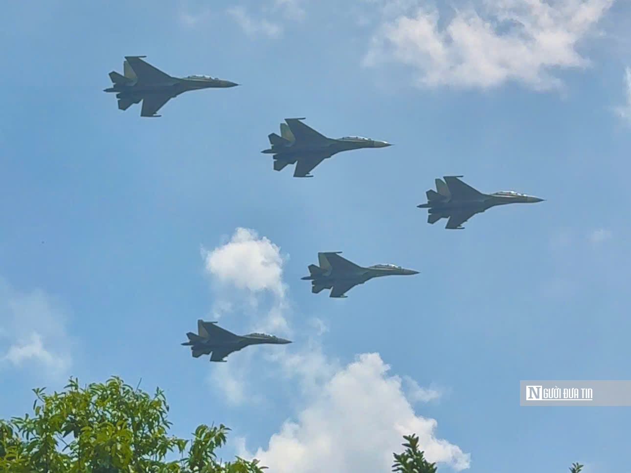 Tiêm kích Su-30MK2 bay lượn trên bầu trời Hà Nội- Ảnh 8. Tiêm kích Su-30MK2 bay lượn trên bầu trời Hà Nội- Ảnh 8.