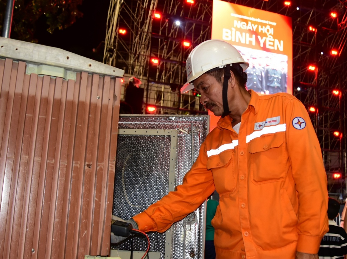 EVNHANOI đảm bảo điện an toàn, ổn định, liên tục phục vụ Đại lễ 80 năm Cách mạng Tháng Tám và Quốc khánh 2/9- Ảnh 2. EVNHANOI đảm bảo điện an toàn, ổn định, liên tục phục vụ Đại lễ 80 năm Cách mạng Tháng Tám và Quốc khánh 2/9- Ảnh 2.
