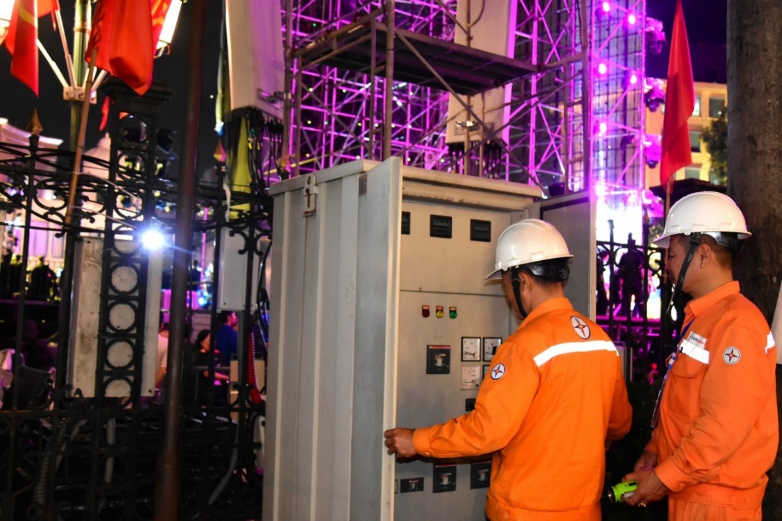 EVNHANOI đảm bảo điện an toàn, ổn định, liên tục phục vụ Đại lễ 80 năm Cách mạng Tháng Tám và Quốc khánh 2/9- Ảnh 3. EVNHANOI đảm bảo điện an toàn, ổn định, liên tục phục vụ Đại lễ 80 năm Cách mạng Tháng Tám và Quốc khánh 2/9- Ảnh 3.