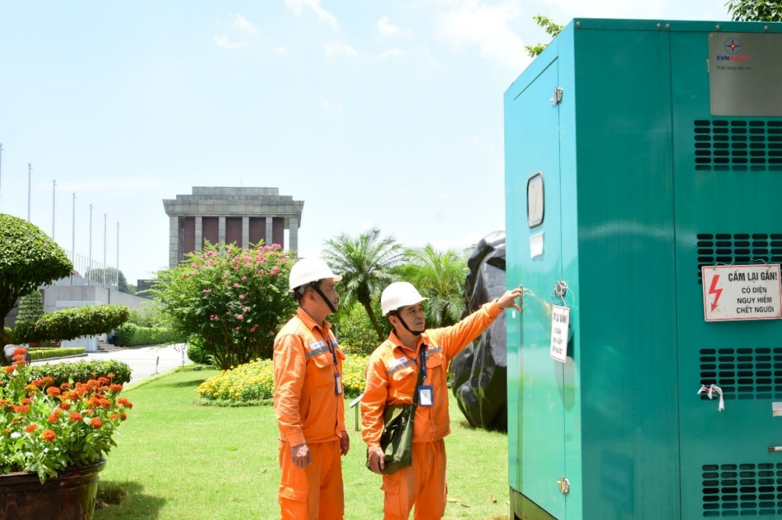EVNHANOI đảm bảo điện an toàn, ổn định, liên tục phục vụ Đại lễ 80 năm Cách mạng Tháng Tám và Quốc khánh 2/9- Ảnh 4. EVNHANOI đảm bảo điện an toàn, ổn định, liên tục phục vụ Đại lễ 80 năm Cách mạng Tháng Tám và Quốc khánh 2/9- Ảnh 4.
