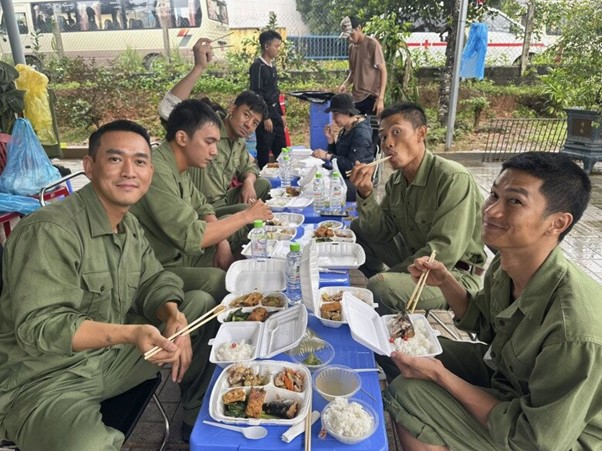Nam thần đình đám showbiz vai Thiếu tá quân y trong "Mưa đỏ", U50 vẫn độc thân vì lý do đặc biệt- Ảnh 5. Nam thần đình đám showbiz vai Thiếu tá quân y trong "Mưa đỏ", U50 vẫn độc thân vì lý do đặc biệt- Ảnh 5.