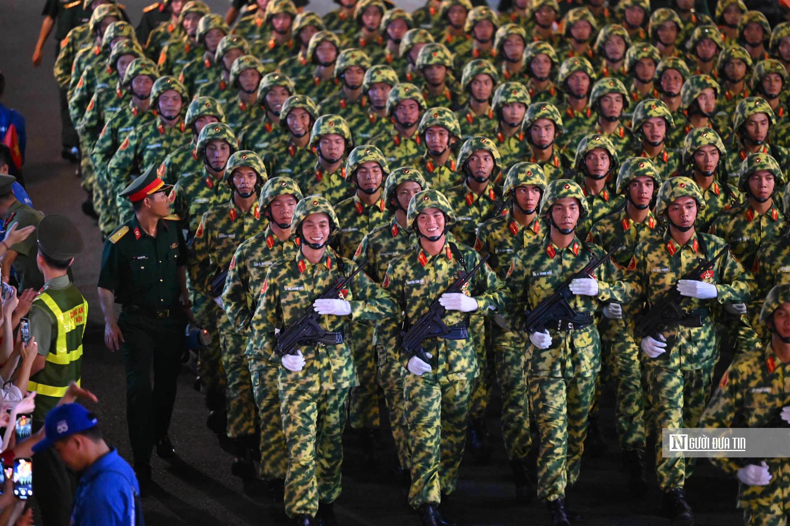 Các khối diễu binh "đi giữa lòng nhân dân"- Ảnh 20. Các khối diễu binh "đi giữa lòng nhân dân"- Ảnh 20.