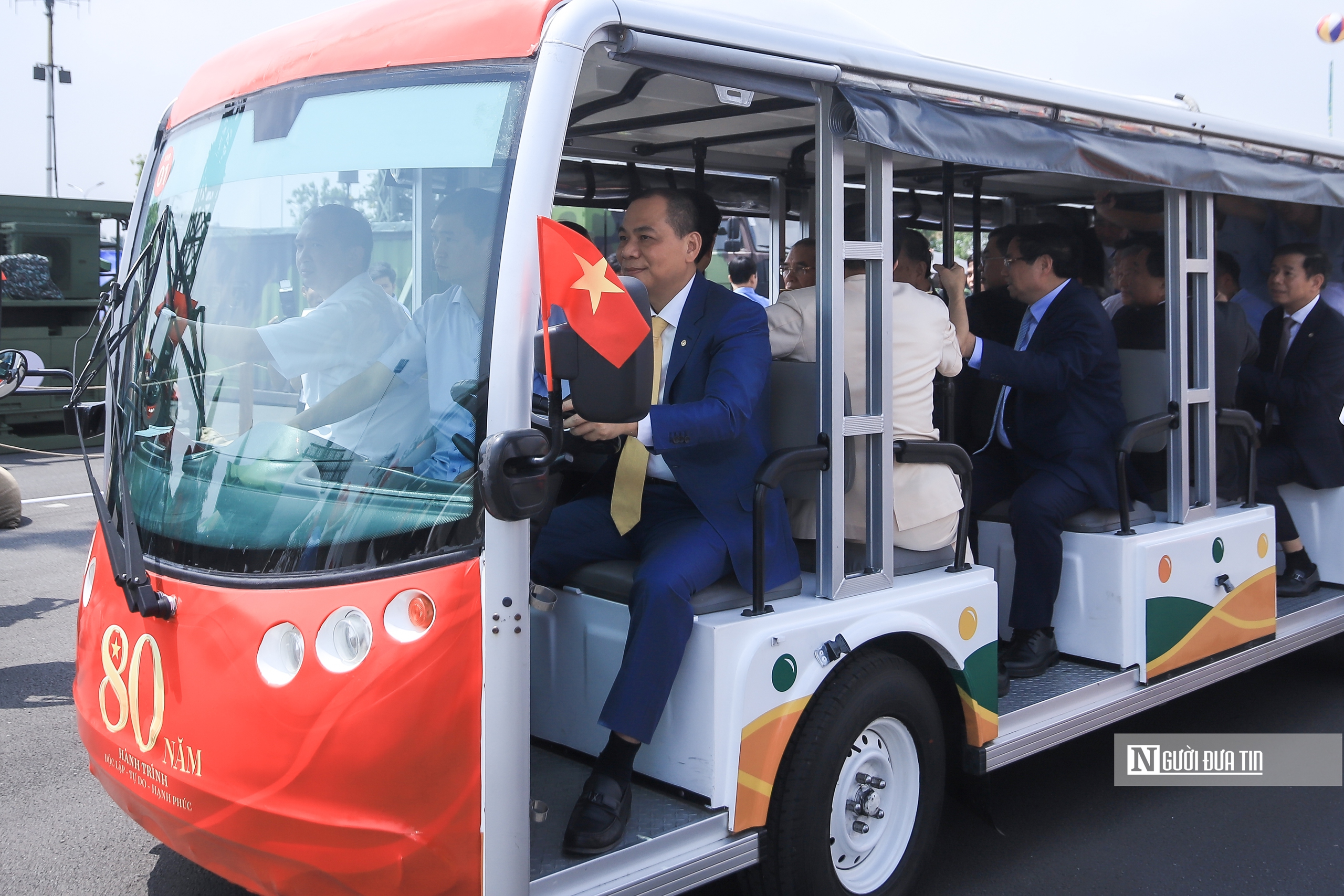 Tỷ phú Phạm Nhật Vượng lái xe điện đưa Tổng Bí thư Tô Lâm tham quan triển lãm- Ảnh 7. Tỷ phú Phạm Nhật Vượng lái xe điện đưa Tổng Bí thư Tô Lâm tham quan triển lãm- Ảnh 7.