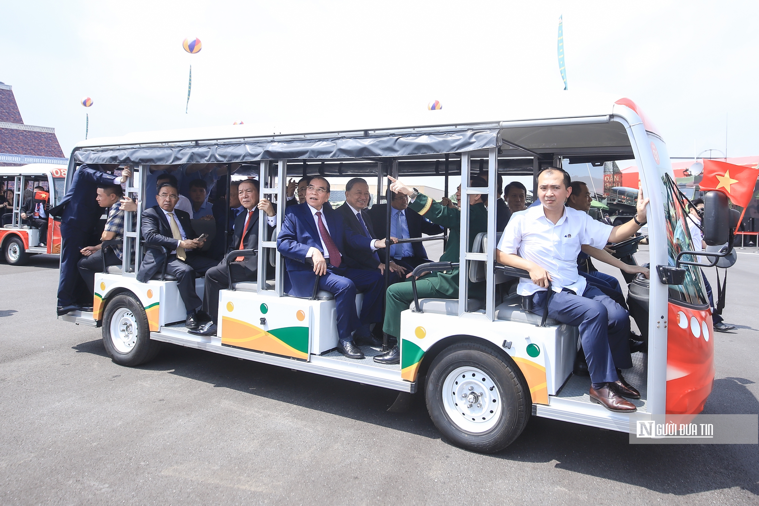 Tỷ phú Phạm Nhật Vượng lái xe điện đưa Tổng Bí thư Tô Lâm tham quan triển lãm- Ảnh 8. Tỷ phú Phạm Nhật Vượng lái xe điện đưa Tổng Bí thư Tô Lâm tham quan triển lãm- Ảnh 8.
