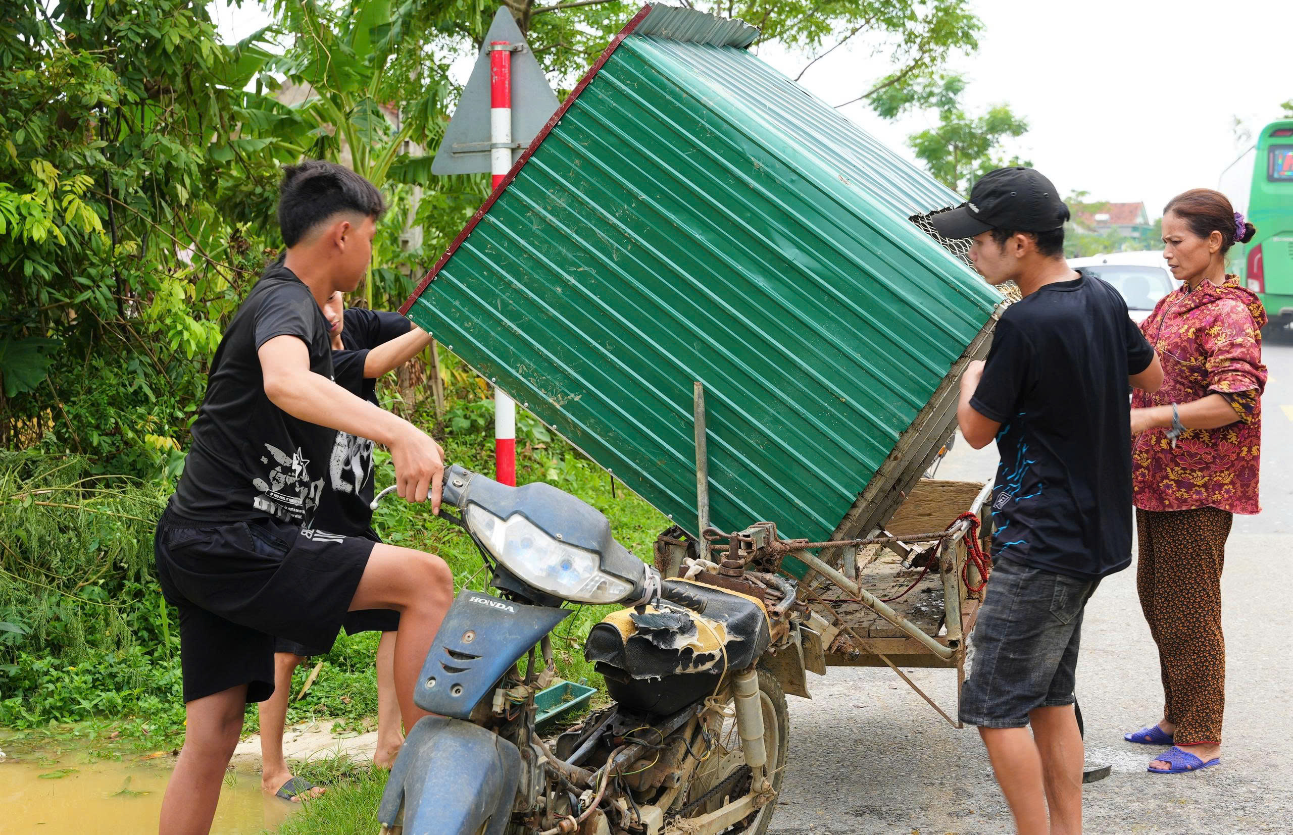 Nước sông dâng bất thường, hàng trăm ngôi nhà ở Nghệ An ngập sâu- Ảnh 5.