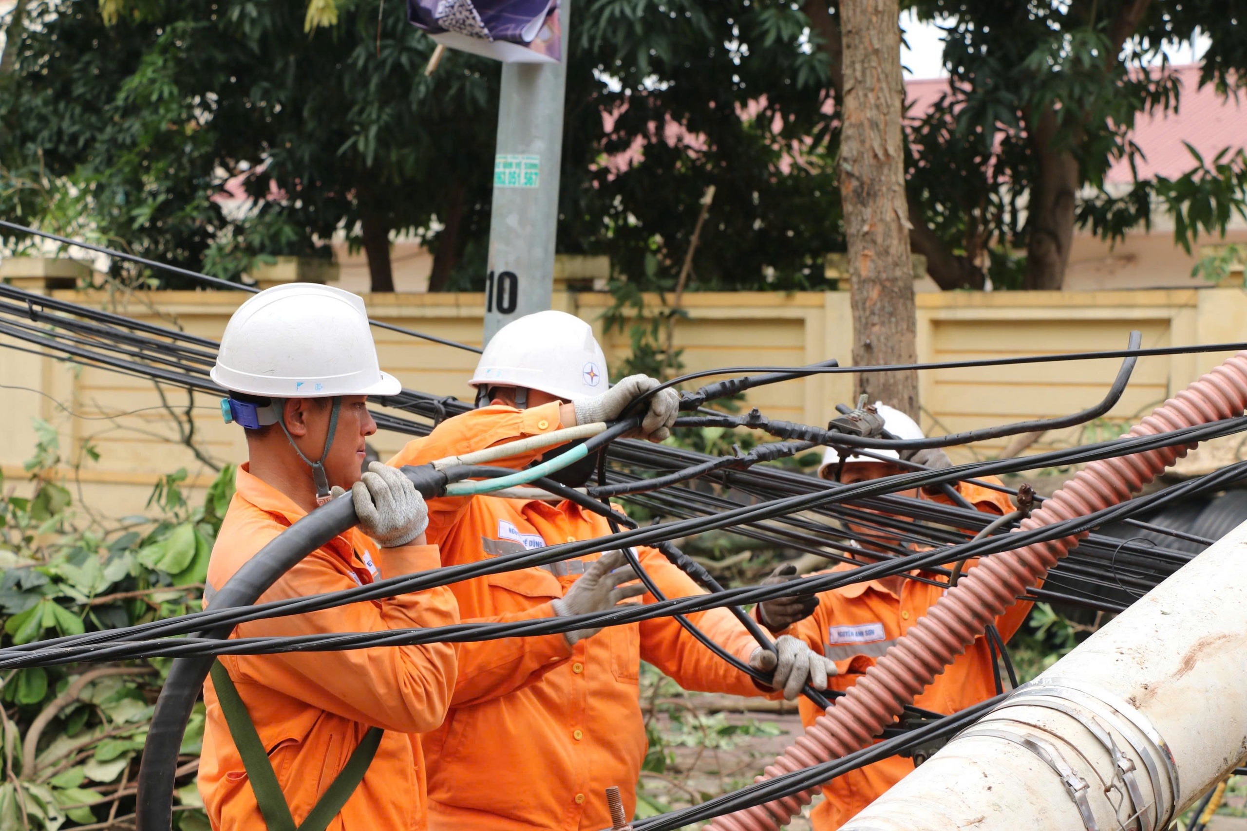 Những người thợ áo cam căng mình dựng lại điện sau cơn bão số 5- Ảnh 15. Những người thợ áo cam căng mình dựng lại điện sau cơn bão số 5- Ảnh 15.