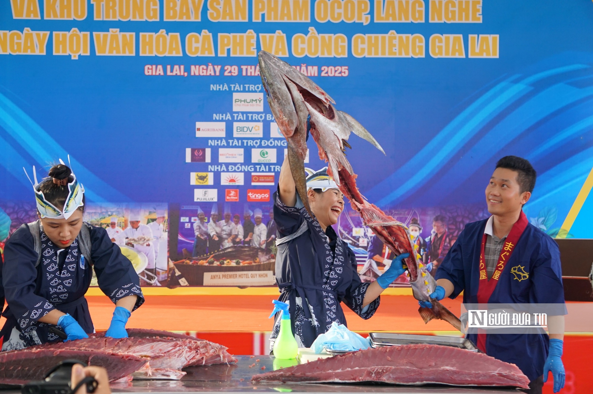Gia Lai: Đặc sắc màn biểu diễn phi lê cá ngừ đại dương thu hút đông đảo du khách- Ảnh 1.