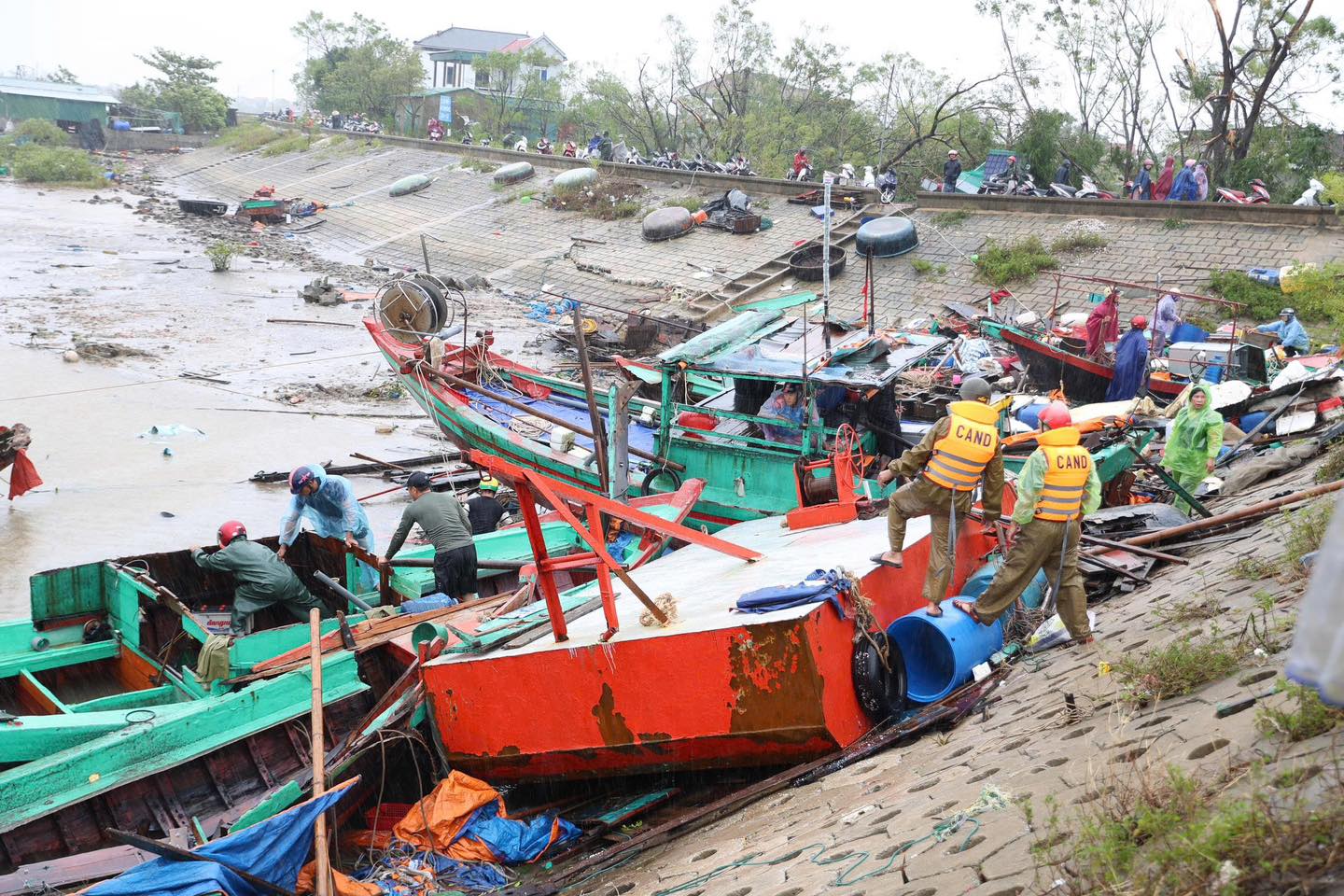 “Phụng sự nhân dân” vượt qua cơn bão lịch sử (cuối): Giông tố tàn phá, chính quyền dựng xây cuộc sống- Ảnh 6. “Phụng sự nhân dân” vượt qua cơn bão lịch sử (cuối): Giông tố tàn phá, chính quyền dựng xây cuộc sống- Ảnh 6.