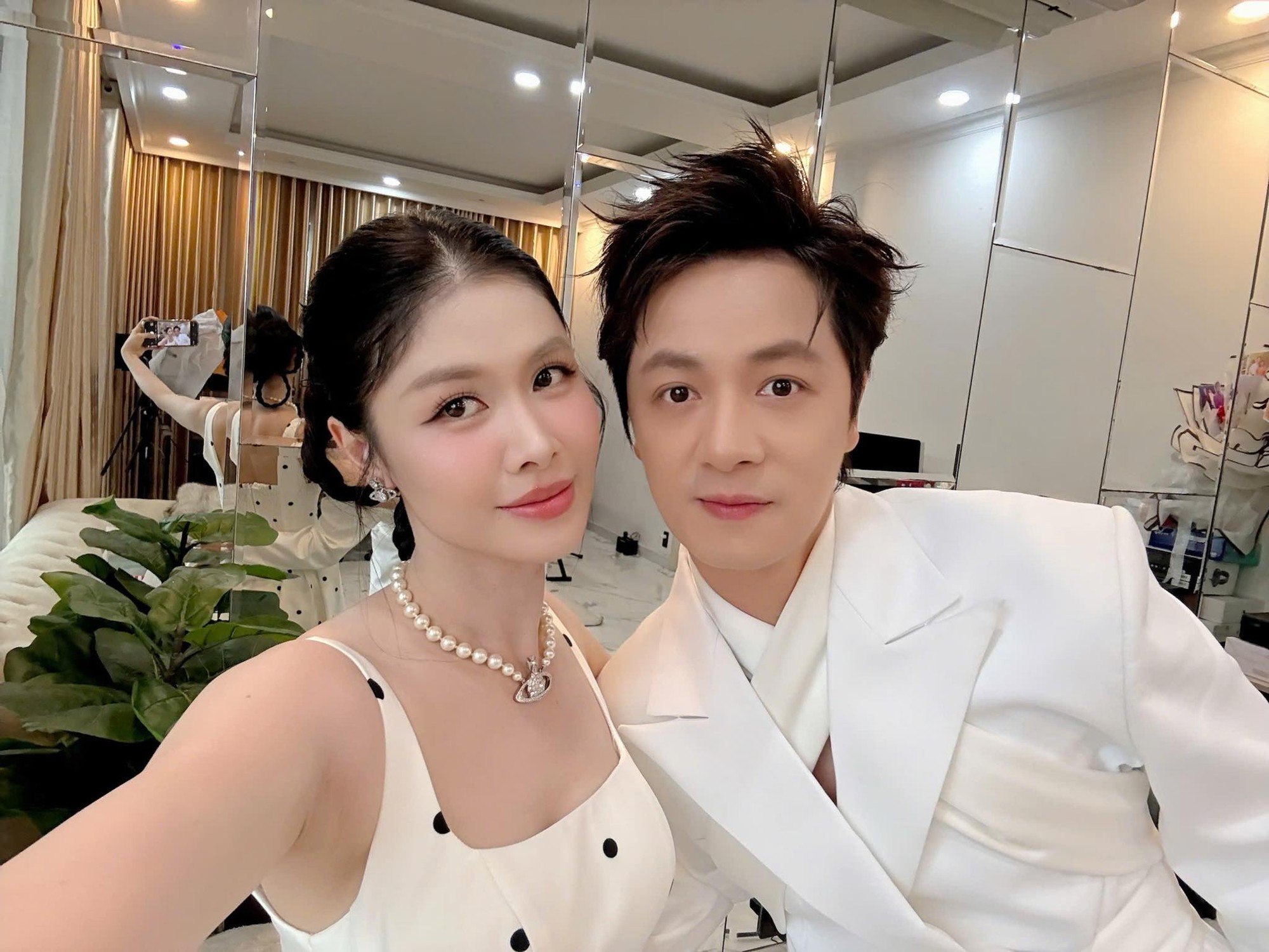 Nam ca sĩ từng mắc bệnh nghiêm trọng: Sở hữu biệt thự triệu đô, tuổi 42 có cuộc sống hôn nhân viên mãn- Ảnh 2. Nam ca sĩ từng mắc bệnh nghiêm trọng: Sở hữu biệt thự triệu đô, tuổi 42 có cuộc sống hôn nhân viên mãn- Ảnh 2.
