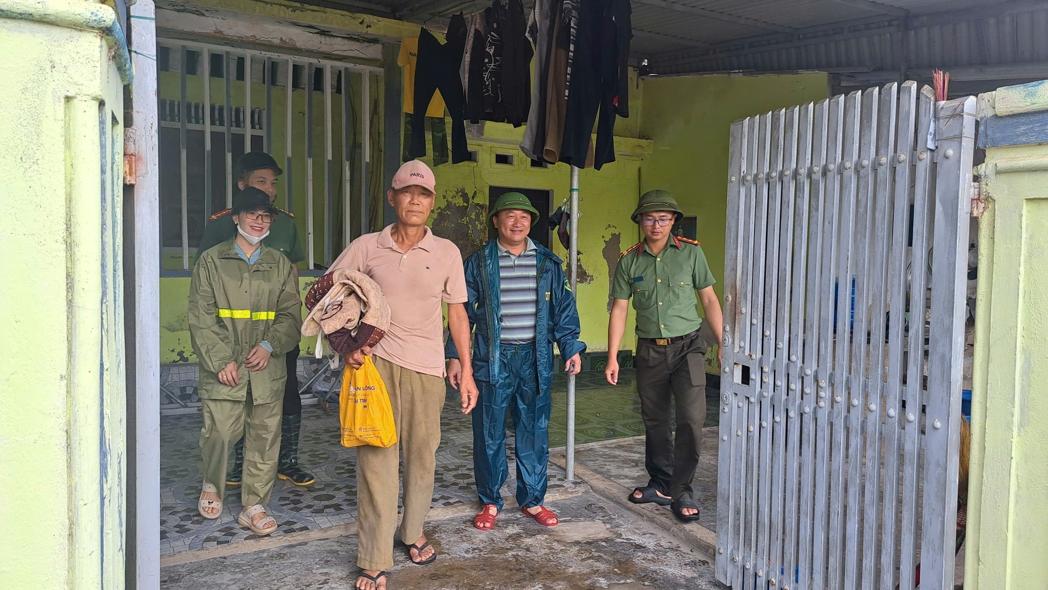 “Phụng sự nhân dân” vượt qua cơn bão lịch sử (1): Quyết định sơ tán dân khẩn cấp- Ảnh 2. “Phụng sự nhân dân” vượt qua cơn bão lịch sử (1): Quyết định sơ tán dân khẩn cấp- Ảnh 2.