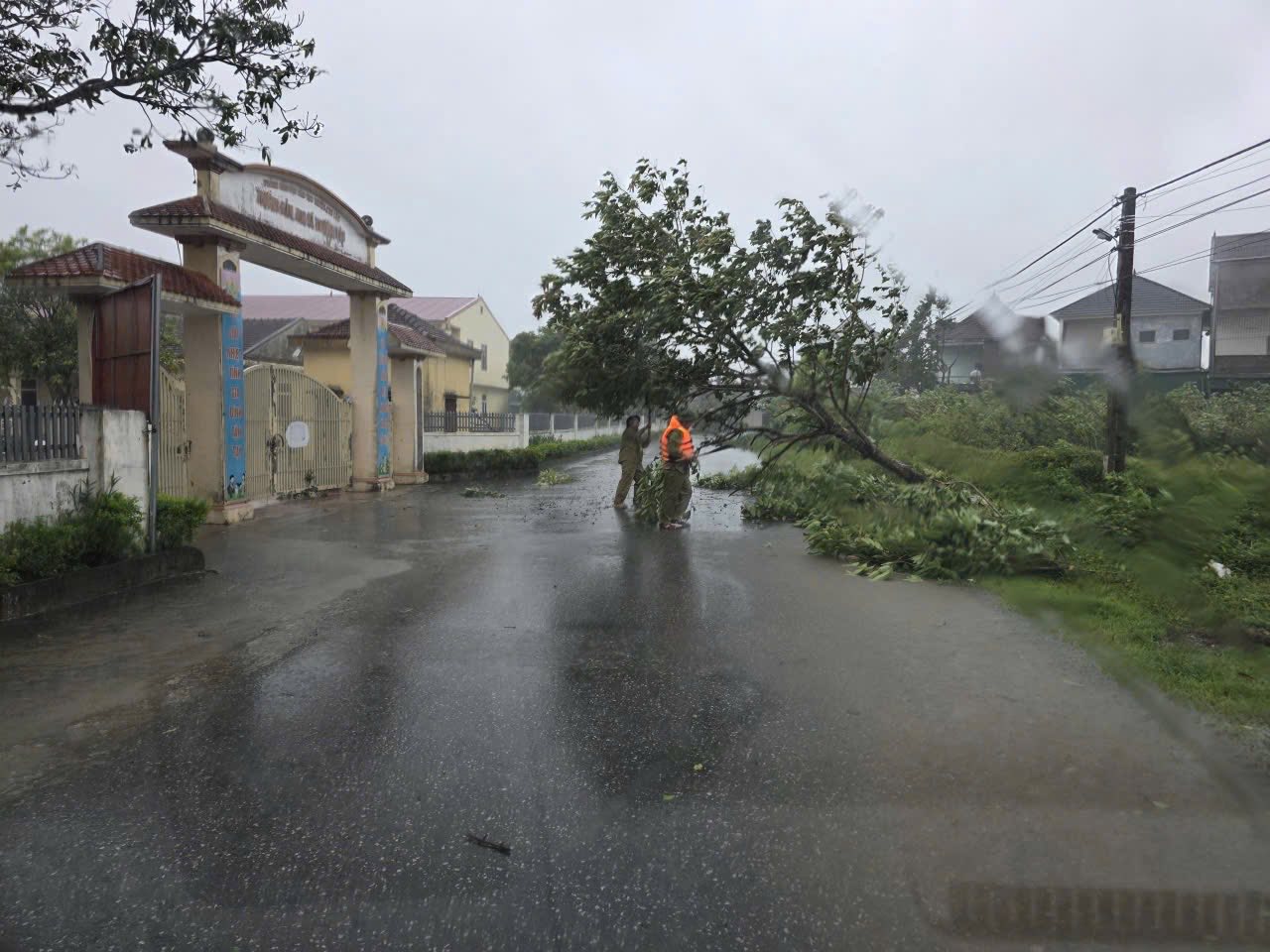 “Phụng sự nhân dân” vượt qua cơn bão lịch sử (2): Lao vào mưa gió, bảo vệ người dân- Ảnh 6.