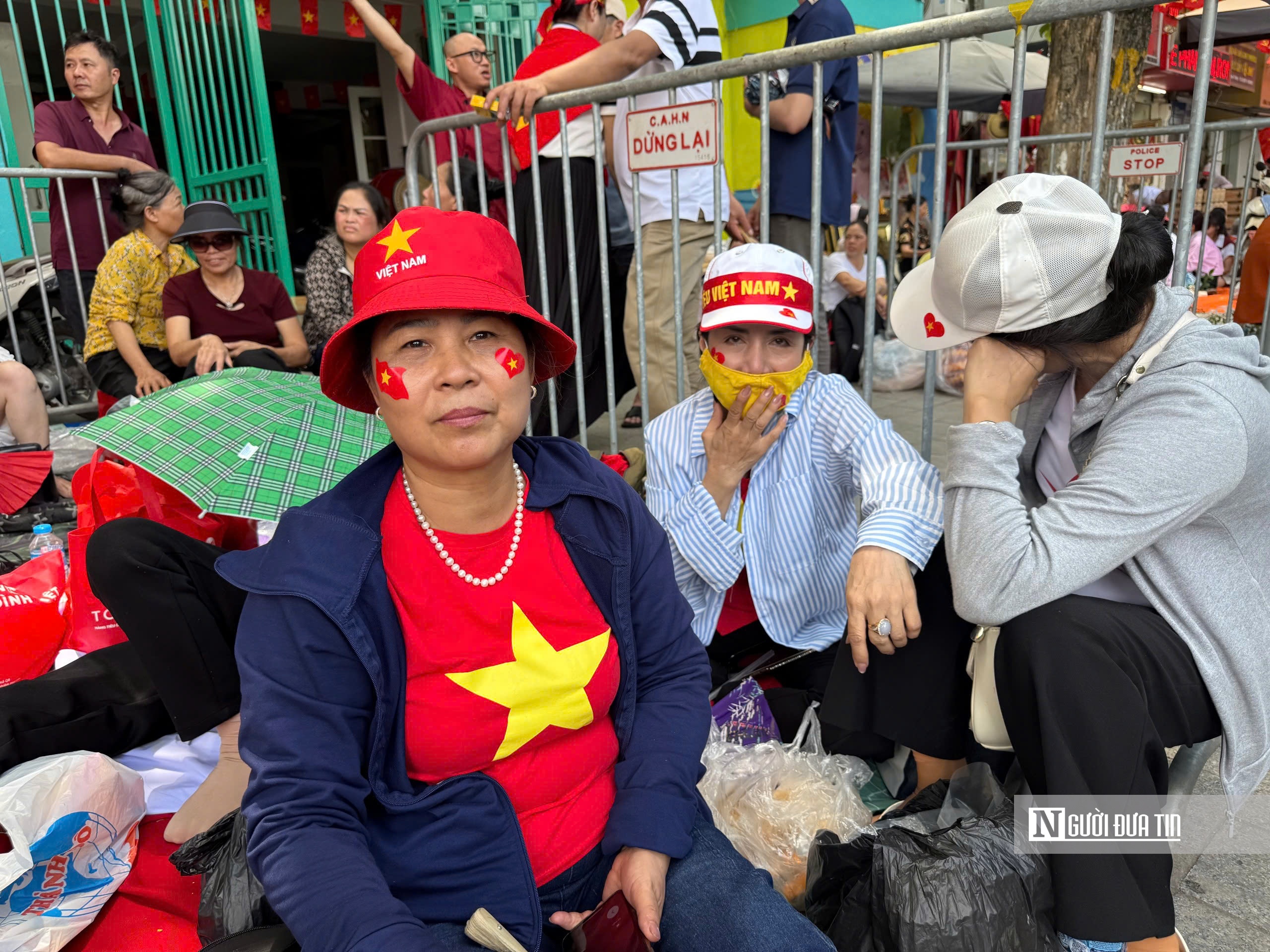 Người dân mang cơm nắm, trứng luộc, ô, bạt giữ chỗ chờ xem tổng duyệt diễu binh 2/9 - Ảnh 4.