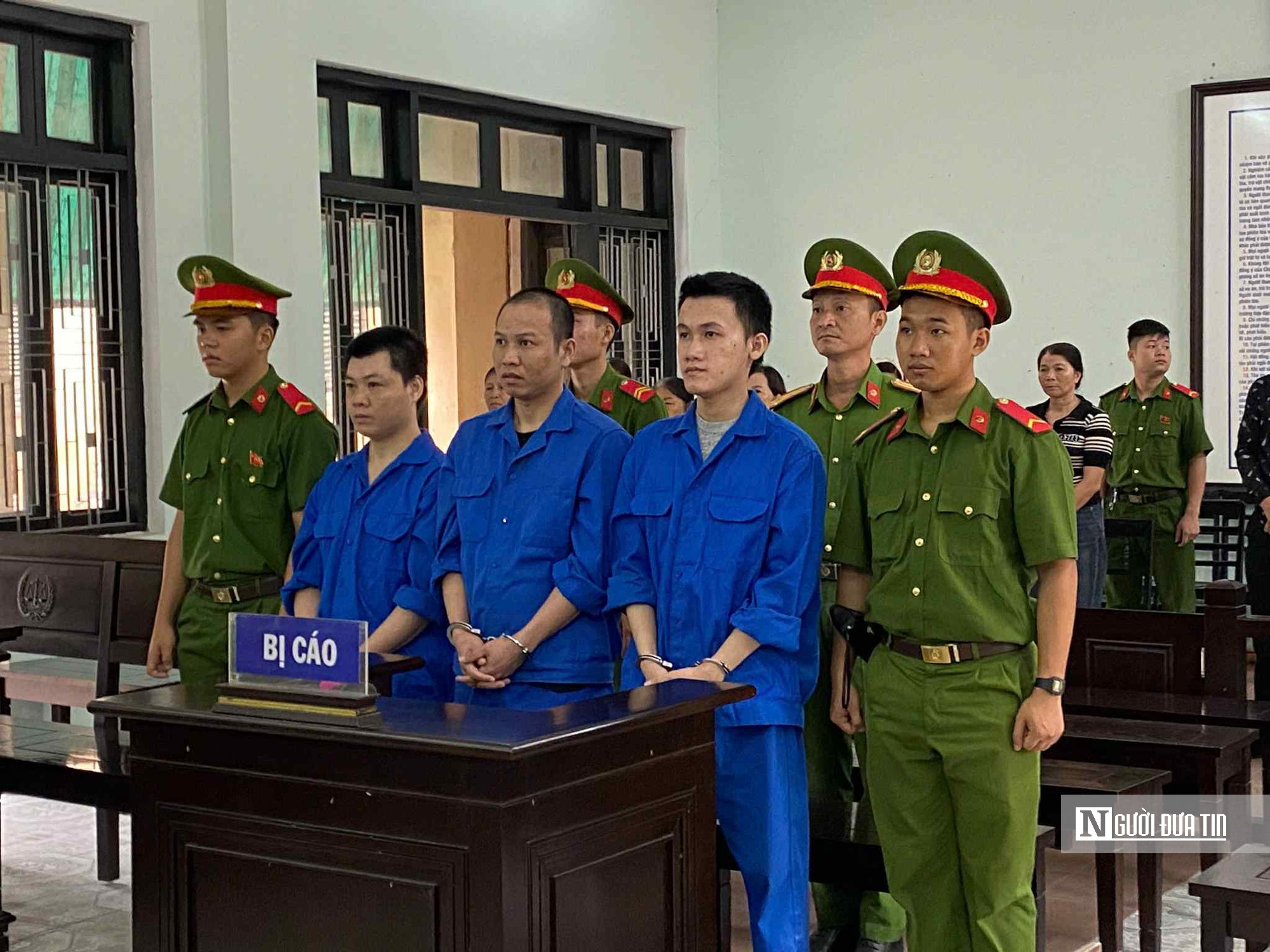"Chơi" ma túy trong quán bar, 3 nam thanh niên dắt tay nhau vào nhà đá- Ảnh 1. "Chơi" ma túy trong quán bar, 3 nam thanh niên dắt tay nhau vào nhà đá- Ảnh 1.