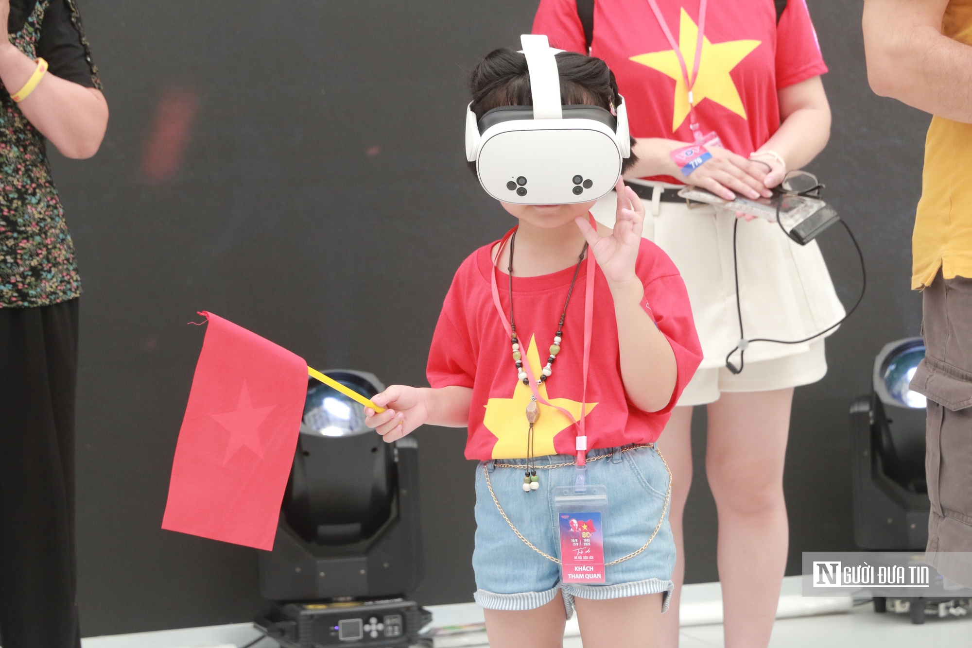 Hàng ngàn người xúc động khi được "xuyên không" về thời khắc Bác Hồ đọc bản Tuyên ngôn Độc lập- Ảnh 8. Hàng ngàn người xúc động khi được "xuyên không" về thời khắc Bác Hồ đọc bản Tuyên ngôn Độc lập- Ảnh 8.
