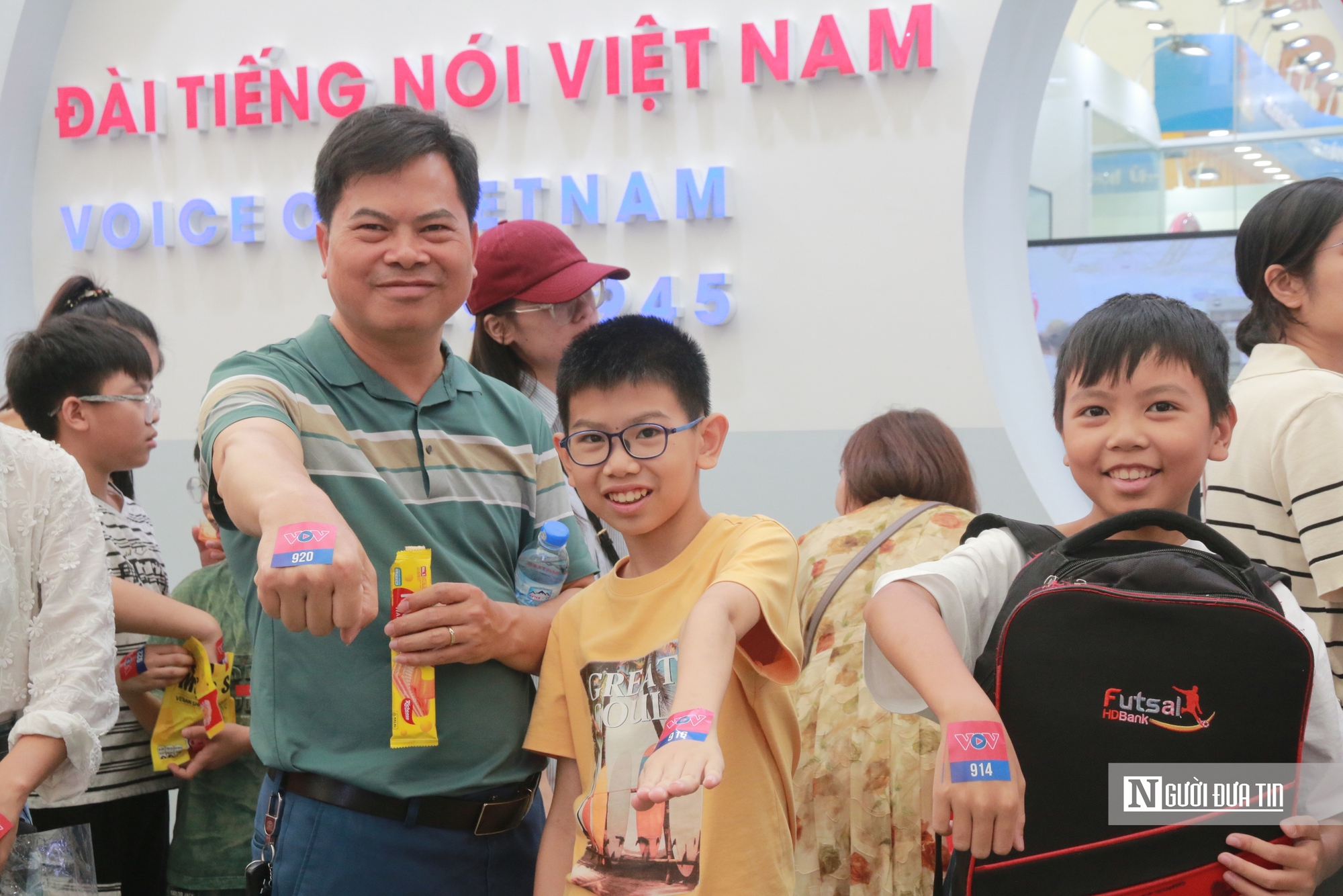 Hàng ngàn người xúc động khi được "xuyên không" về thời khắc Bác Hồ đọc bản Tuyên ngôn Độc lập- Ảnh 9. Hàng ngàn người xúc động khi được "xuyên không" về thời khắc Bác Hồ đọc bản Tuyên ngôn Độc lập- Ảnh 9.