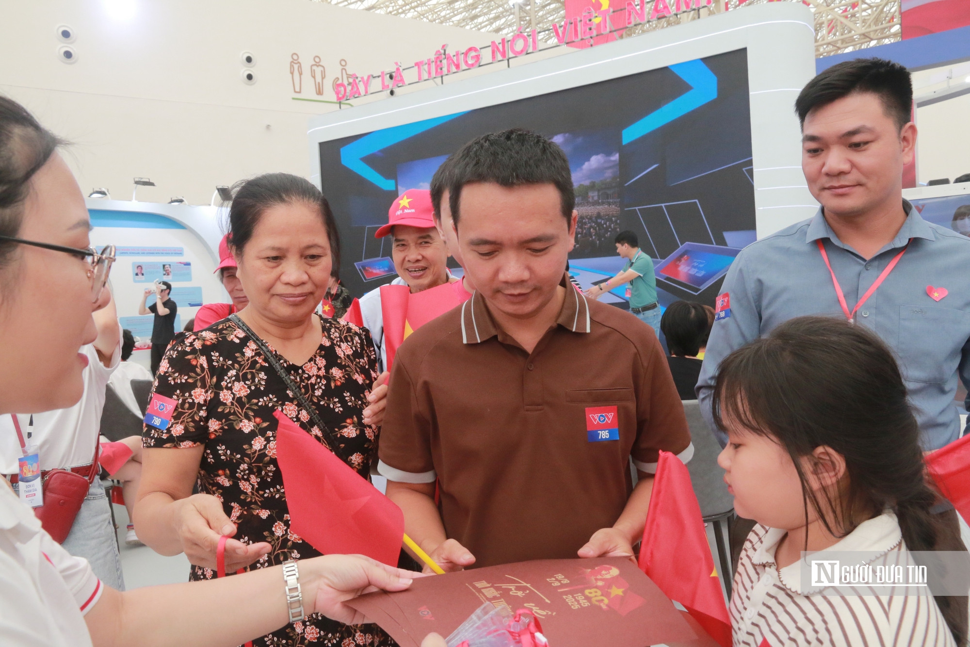 Hàng ngàn người xúc động khi được "xuyên không" về thời khắc Bác Hồ đọc bản Tuyên ngôn Độc lập- Ảnh 13. Hàng ngàn người xúc động khi được "xuyên không" về thời khắc Bác Hồ đọc bản Tuyên ngôn Độc lập- Ảnh 13.