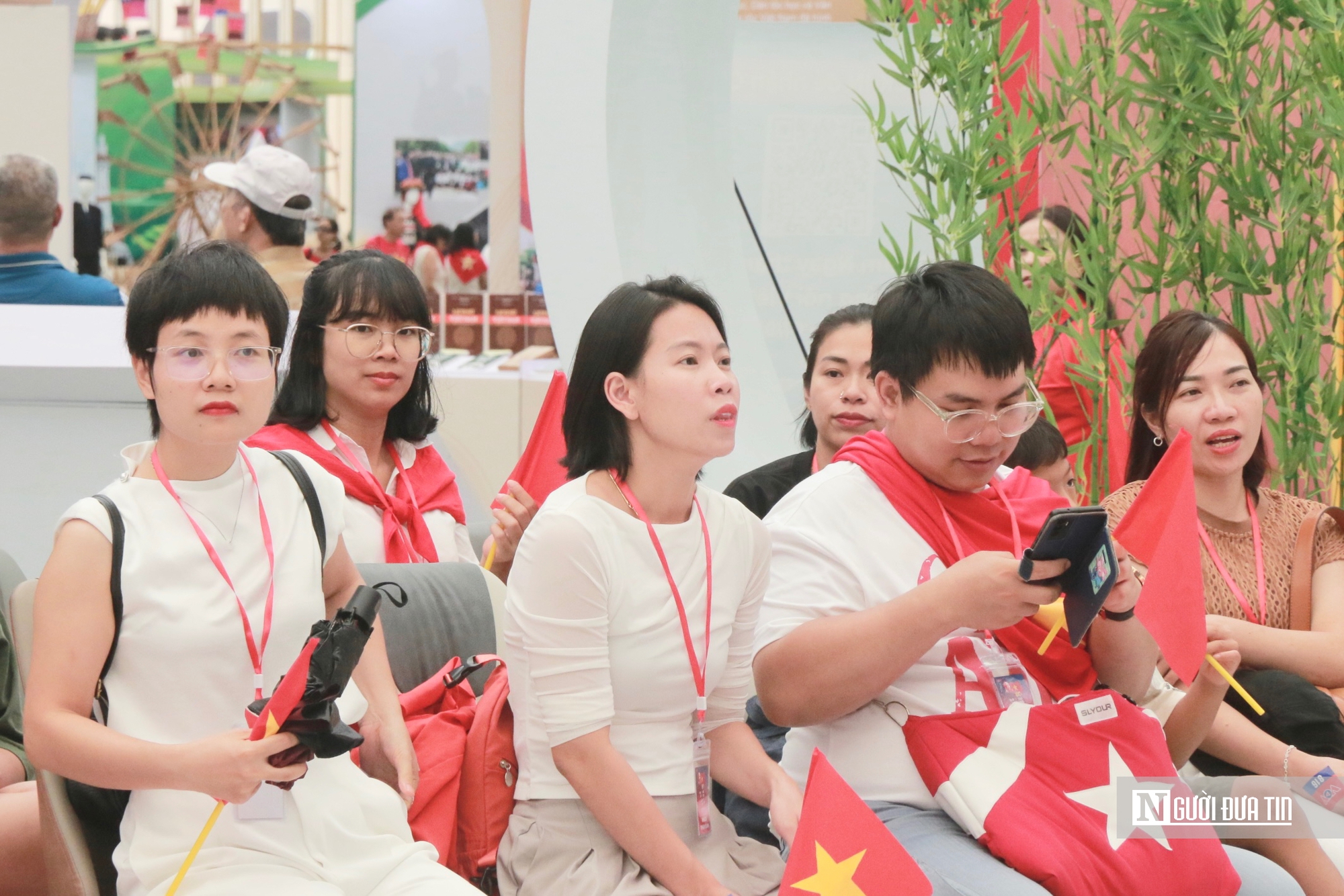 Hàng ngàn người xúc động khi được "xuyên không" về thời khắc Bác Hồ đọc bản Tuyên ngôn Độc lập- Ảnh 12. Hàng ngàn người xúc động khi được "xuyên không" về thời khắc Bác Hồ đọc bản Tuyên ngôn Độc lập- Ảnh 12.