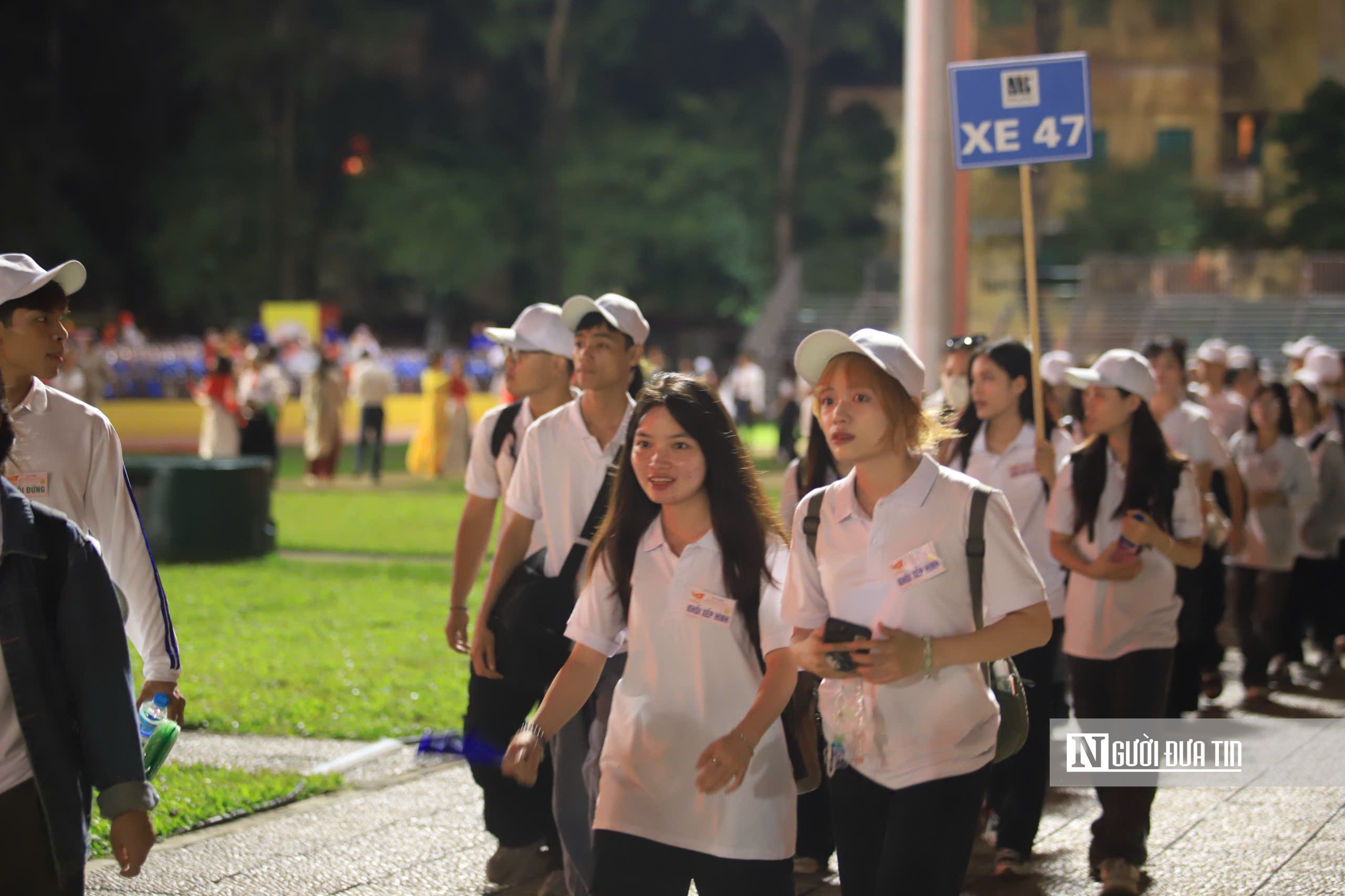 Thức xuyên đêm chờ xem tổng duyệt A80, hát vang "như có Bác trong ngày đại thắng"- Ảnh 6. Thức xuyên đêm chờ xem tổng duyệt A80, hát vang "như có Bác trong ngày đại thắng"- Ảnh 6.