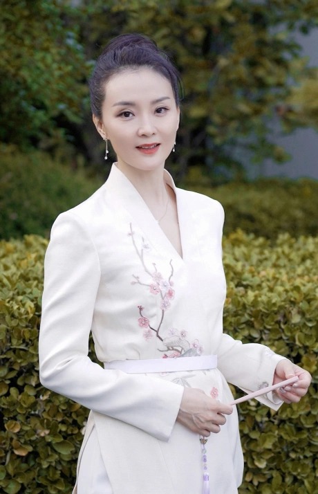 "Mỹ nhân đẹp nhất Hoàn Châu Cách Cách": Tuổi 51 vẫn còng lưng trả nợ 4.000 tỷ cho chồng tỷ phú- Ảnh 5. "Mỹ nhân đẹp nhất Hoàn Châu Cách Cách": Tuổi 51 vẫn còng lưng trả nợ 4.000 tỷ cho chồng tỷ phú- Ảnh 5.
