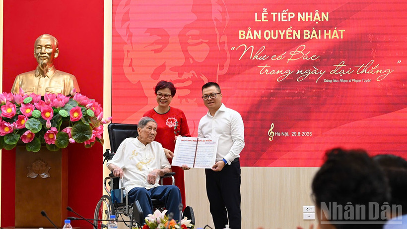 Nhạc sĩ Phạm Tuyên trao tặng ca khúc “Như có Bác trong ngày đại thắng” cho Báo Nhân Dân- Ảnh 1. Nhạc sĩ Phạm Tuyên trao tặng ca khúc “Như có Bác trong ngày đại thắng” cho Báo Nhân Dân- Ảnh 1.