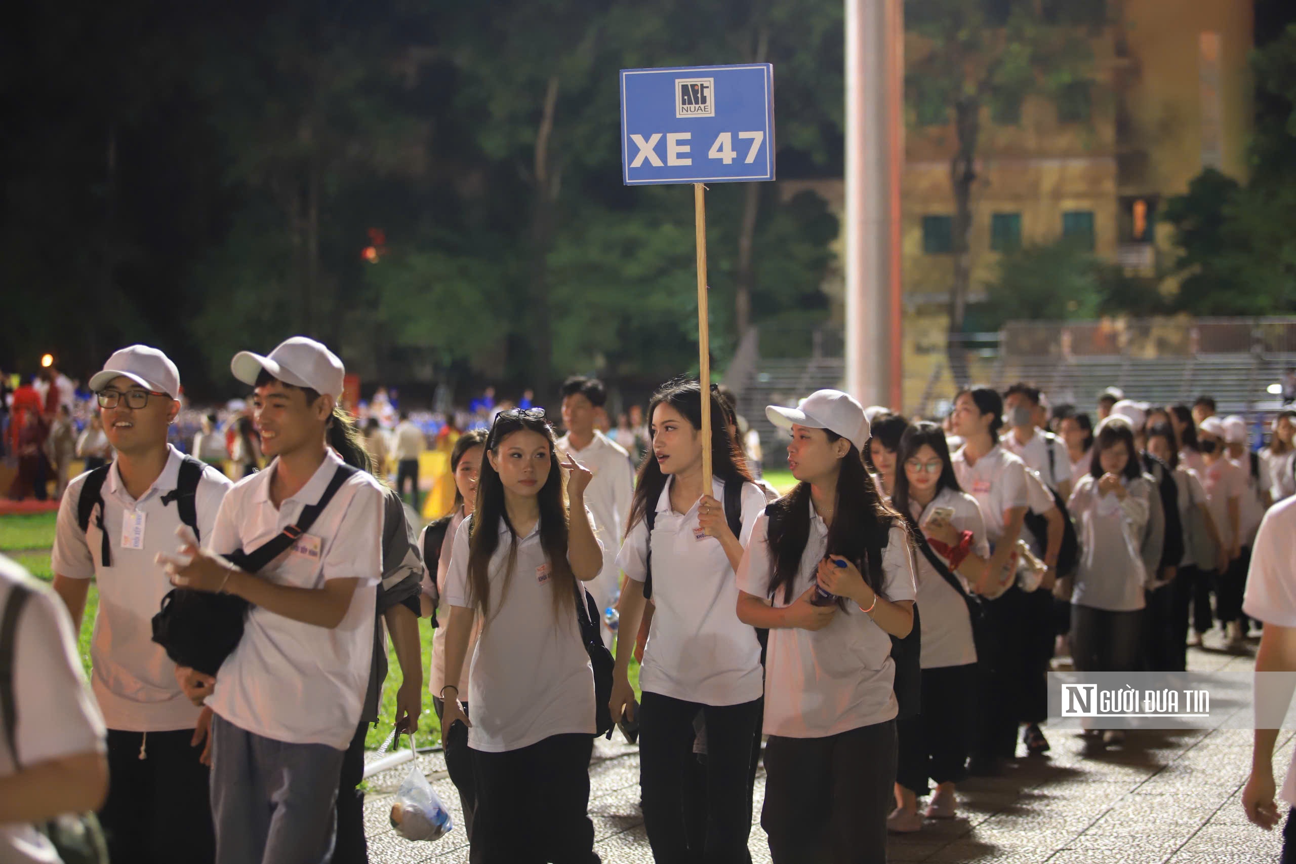 Thức xuyên đêm chờ xem tổng duyệt A80, hát vang "như có Bác trong ngày đại thắng"- Ảnh 7. Thức xuyên đêm chờ xem tổng duyệt A80, hát vang "như có Bác trong ngày đại thắng"- Ảnh 7.