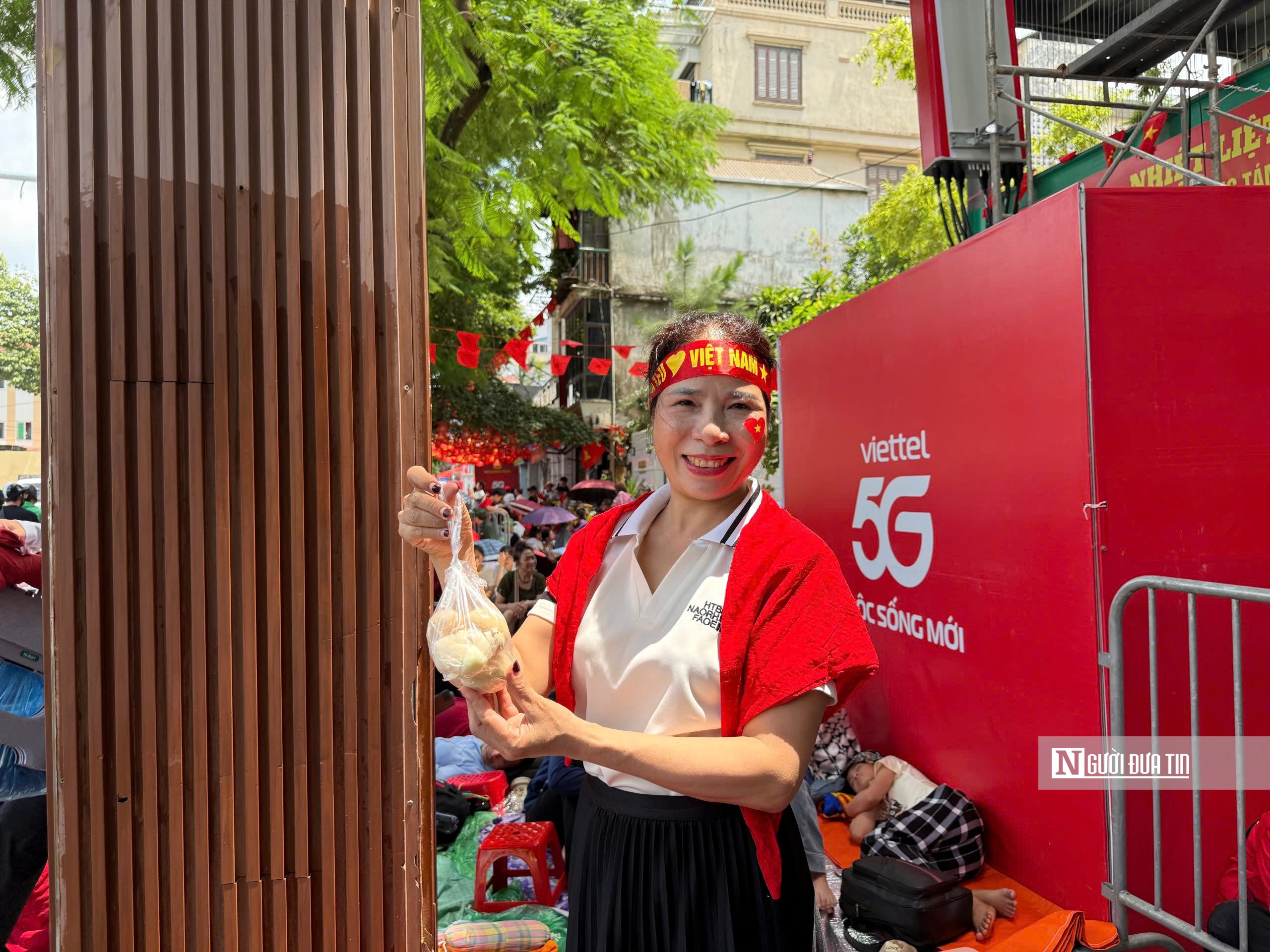 Người dân mang cơm nắm, trứng luộc, ô, bạt giữ chỗ chờ xem tổng duyệt diễu binh 2/9 - Ảnh 3.