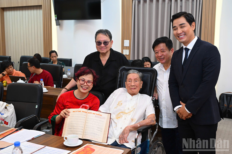 Nhạc sĩ Phạm Tuyên trao tặng ca khúc “Như có Bác trong ngày đại thắng” cho Báo Nhân Dân- Ảnh 4. Nhạc sĩ Phạm Tuyên trao tặng ca khúc “Như có Bác trong ngày đại thắng” cho Báo Nhân Dân- Ảnh 4.
