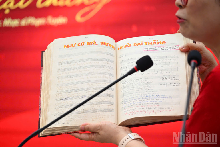 Nhạc sĩ Phạm Tuyên trao tặng ca khúc “Như có Bác trong ngày đại thắng” cho Báo Nhân Dân- Ảnh 6. Nhạc sĩ Phạm Tuyên trao tặng ca khúc “Như có Bác trong ngày đại thắng” cho Báo Nhân Dân- Ảnh 6.