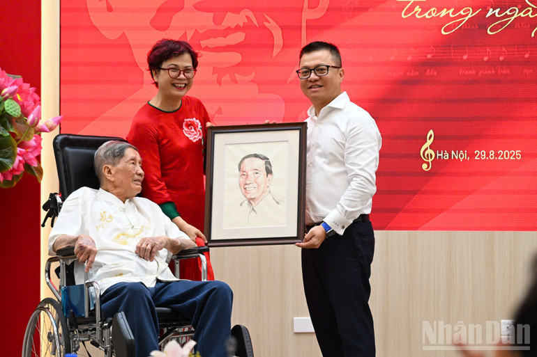 Nhạc sĩ Phạm Tuyên trao tặng ca khúc “Như có Bác trong ngày đại thắng” cho Báo Nhân Dân- Ảnh 3. Nhạc sĩ Phạm Tuyên trao tặng ca khúc “Như có Bác trong ngày đại thắng” cho Báo Nhân Dân- Ảnh 3.