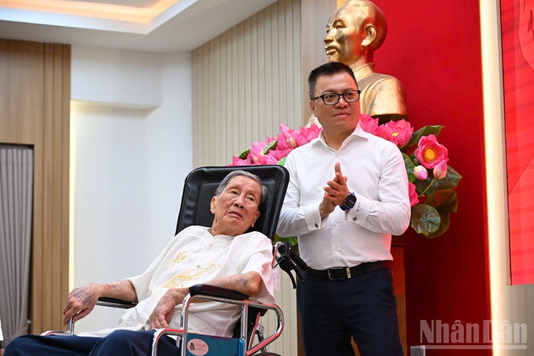 Nhạc sĩ Phạm Tuyên trao tặng ca khúc “Như có Bác trong ngày đại thắng” cho Báo Nhân Dân- Ảnh 5. Nhạc sĩ Phạm Tuyên trao tặng ca khúc “Như có Bác trong ngày đại thắng” cho Báo Nhân Dân- Ảnh 5.