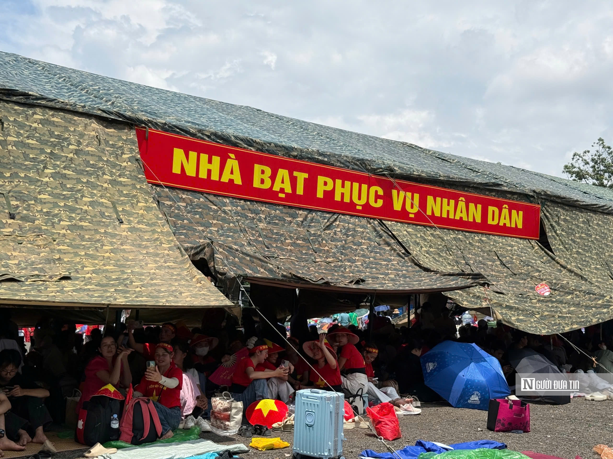 Người dân mang cơm nắm, trứng luộc, ô, bạt giữ chỗ chờ xem tổng duyệt diễu binh 2/9 - Ảnh 12.