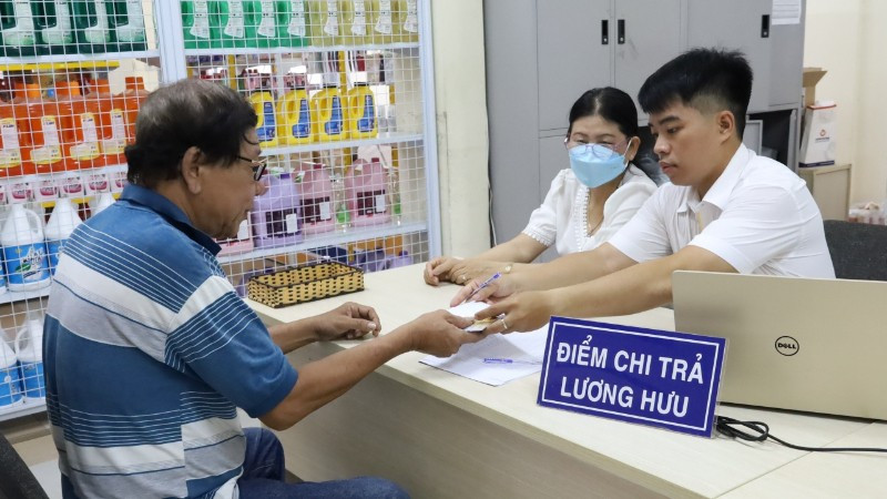 Nhận lương hưu qua tài khoản ngân hàng, có phải đóng thuế thu nhập cá nhân? - Ảnh 1.