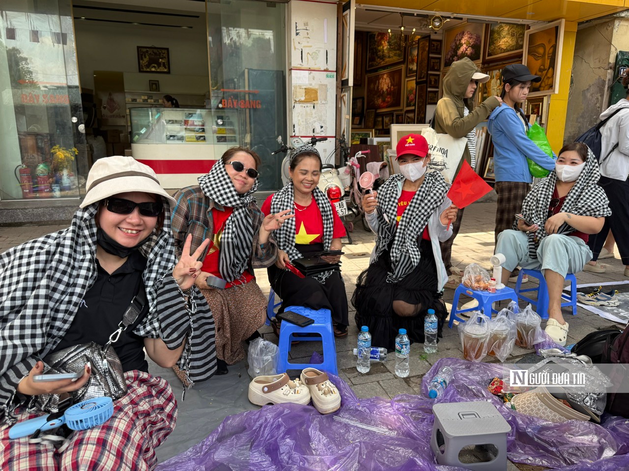 Người dân mang cơm nắm, trứng luộc, ô, bạt giữ chỗ chờ xem tổng duyệt diễu binh 2/9 - Ảnh 2.
