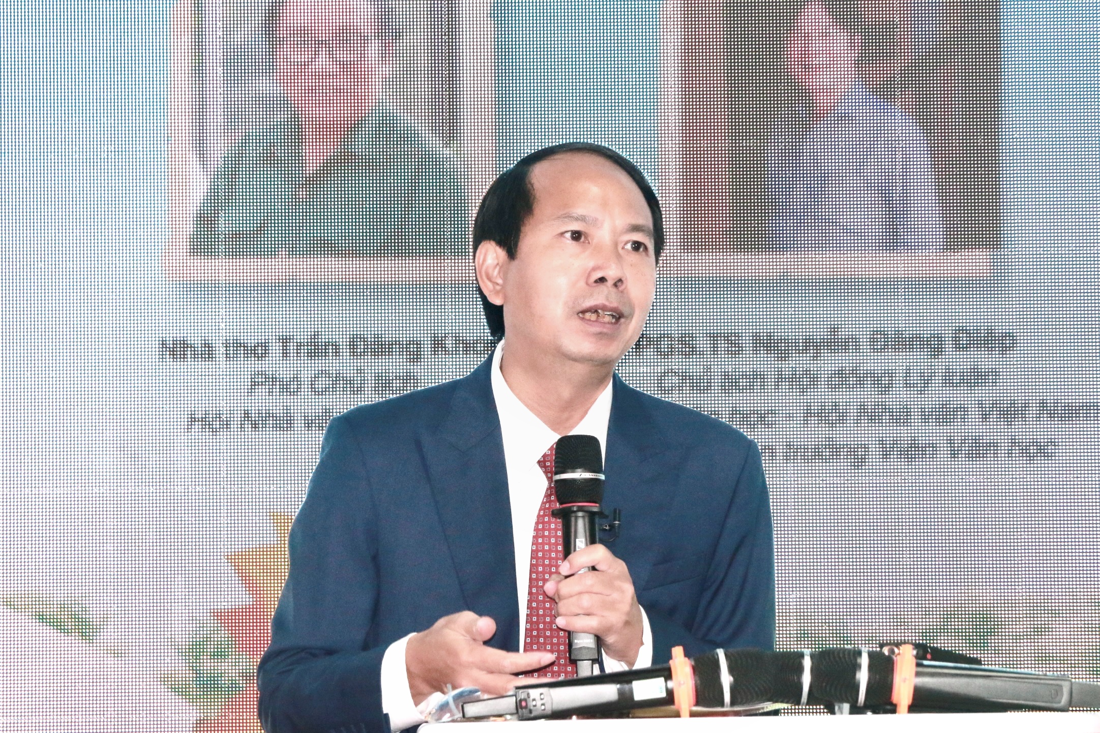 Nhà thơ Trần Đăng Khoa: Học sinh, sinh viên hiện nay không có thời gian đọc sách - Ảnh 4.