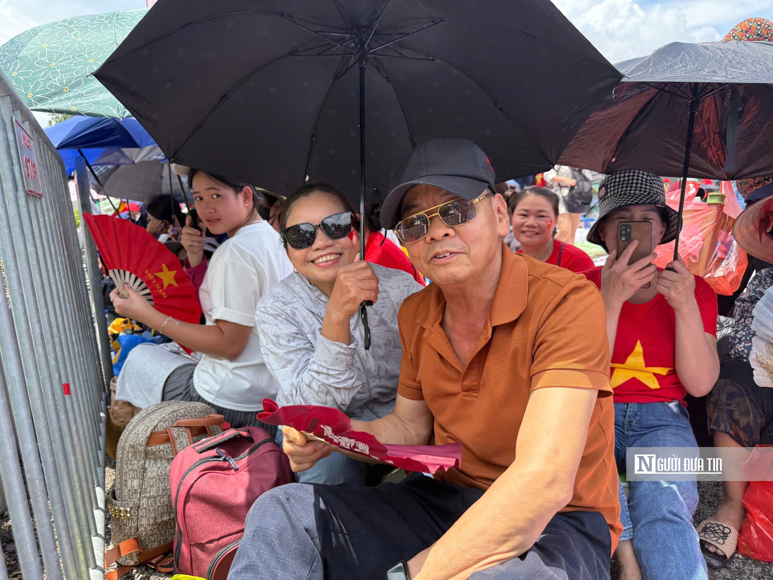 Người dân mang cơm nắm, trứng luộc, ô, bạt giữ chỗ chờ xem tổng duyệt diễu binh 2/9 - Ảnh 6.