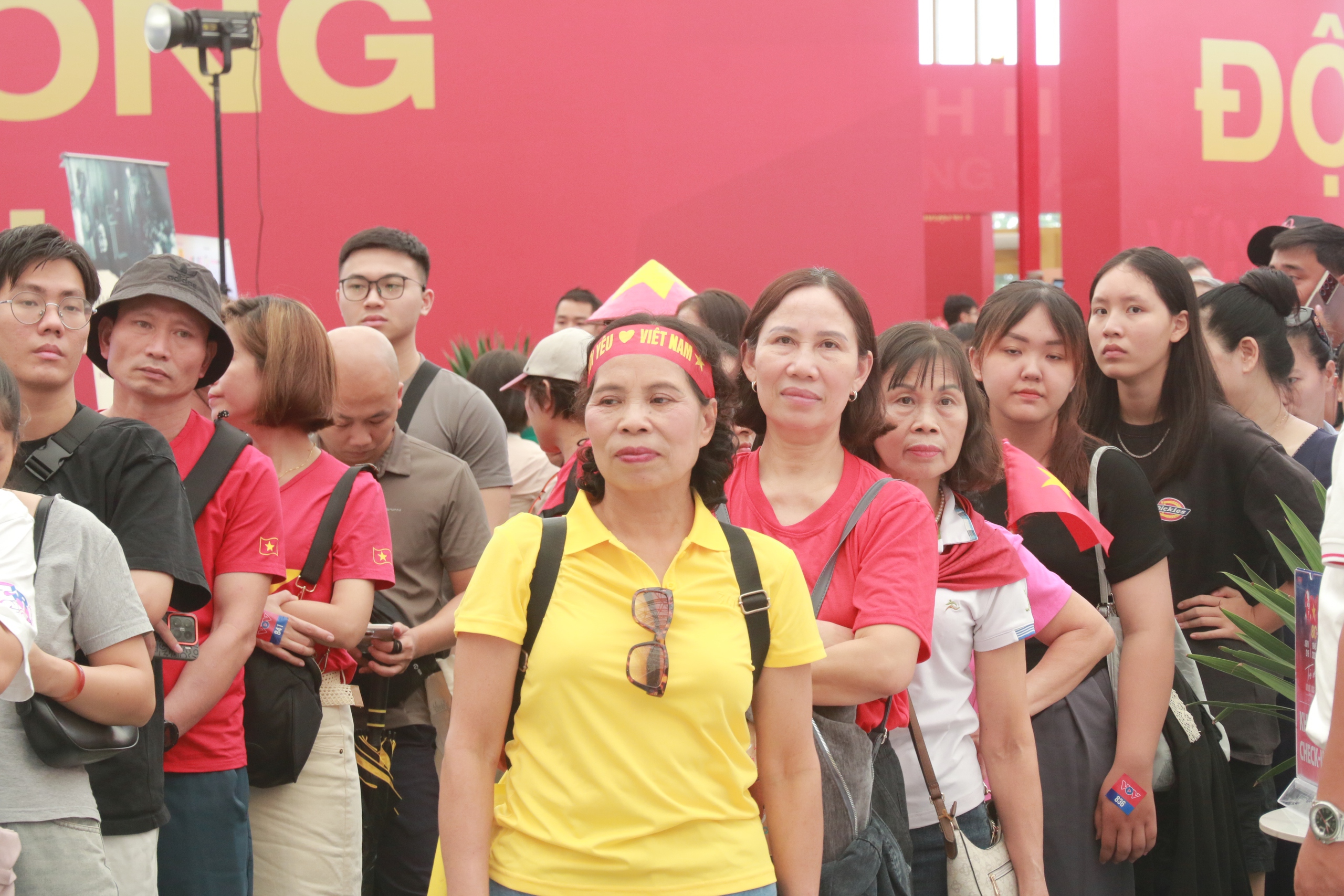 Hàng ngàn người xúc động khi được "xuyên không" về thời khắc Bác Hồ đọc bản Tuyên ngôn Độc lập- Ảnh 2. Hàng ngàn người xúc động khi được "xuyên không" về thời khắc Bác Hồ đọc bản Tuyên ngôn Độc lập- Ảnh 2.