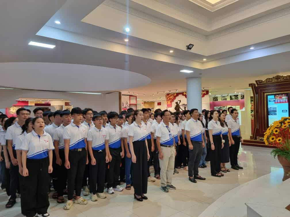 Một trường cấp 3 ở Huế cho học sinh đi xem miễn phí phim “Mưa đỏ”- Ảnh 3. Một trường cấp 3 ở Huế cho học sinh đi xem miễn phí phim “Mưa đỏ”- Ảnh 3.