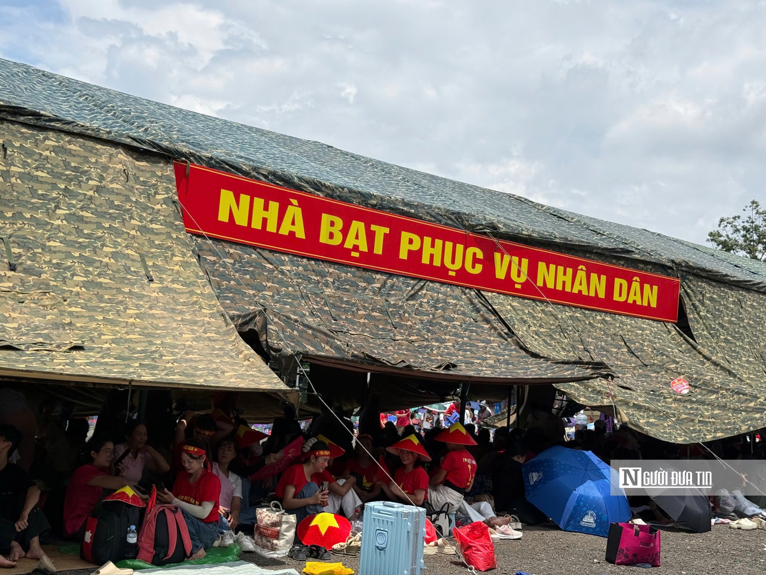 Người dân mang cơm nắm, trứng luộc, ô, bạt giữ chỗ chờ xem tổng duyệt diễu binh 2/9 - Ảnh 11.