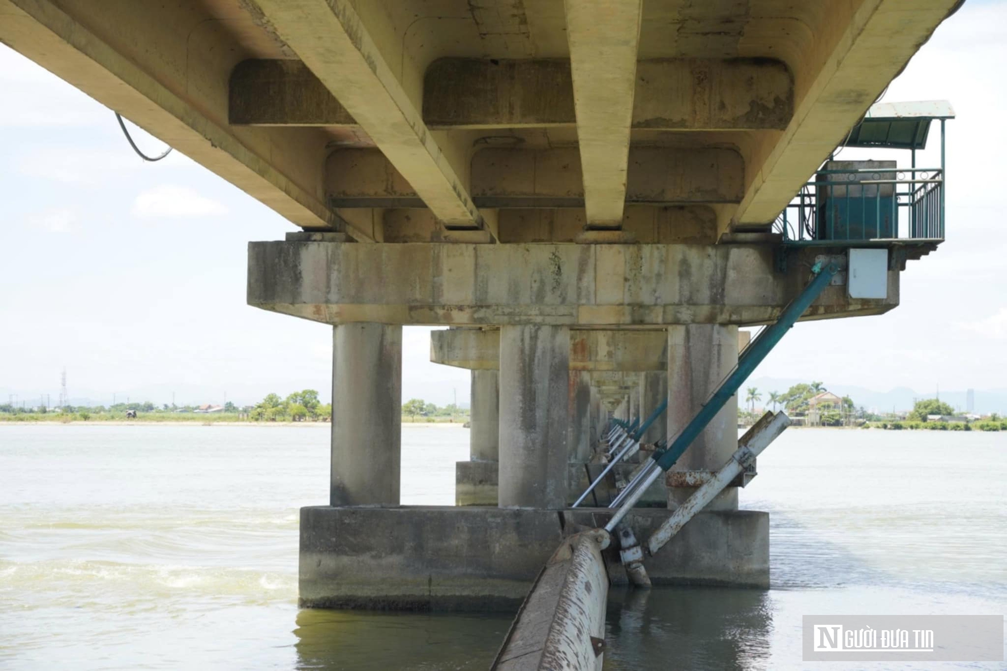 Video: Chi 348 tỷ đồng để sửa chữa cấp bách “cánh cửa” giữ nước ngọt sông Hương- Ảnh 1. Video: Chi 348 tỷ đồng để sửa chữa cấp bách “cánh cửa” giữ nước ngọt sông Hương- Ảnh 1.