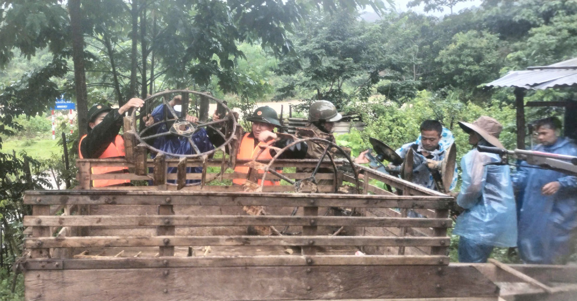 Quảng Trị mưa lớn gây chia cắt một số nơi, sơ tán người dân đến nơi an toàn - Ảnh 3. Quảng Trị mưa lớn gây chia cắt một số nơi, sơ tán người dân đến nơi an toàn - Ảnh 3.