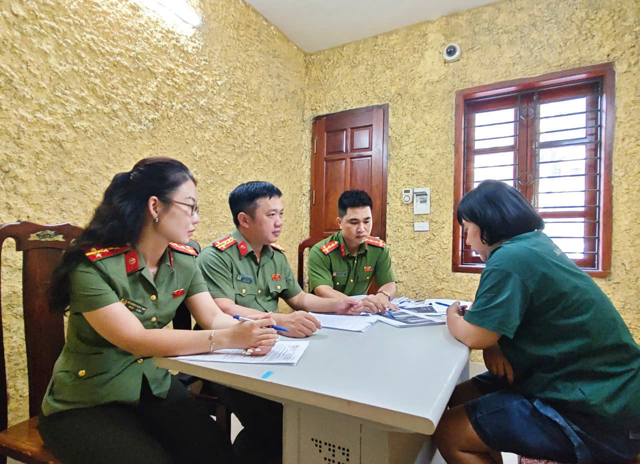 Bắt người phụ nữ lừa đảo bán vé xem diễu binh, diễu hành A80 - Ảnh 1.