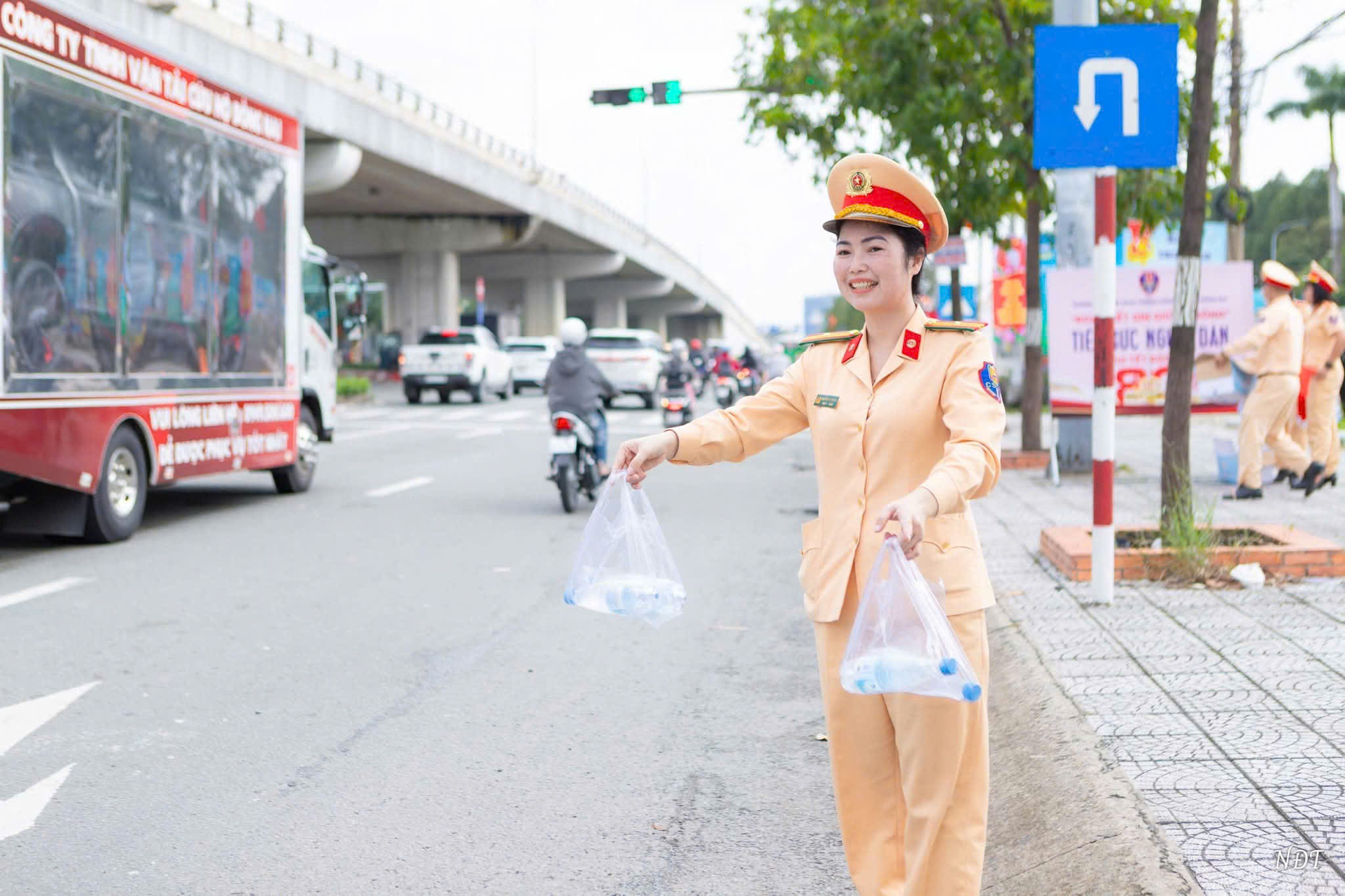 Ấm áp hình ảnh nữ CSGT xinh đẹp phát nước tặng người dân ở Đồng Nai - Ảnh 10.