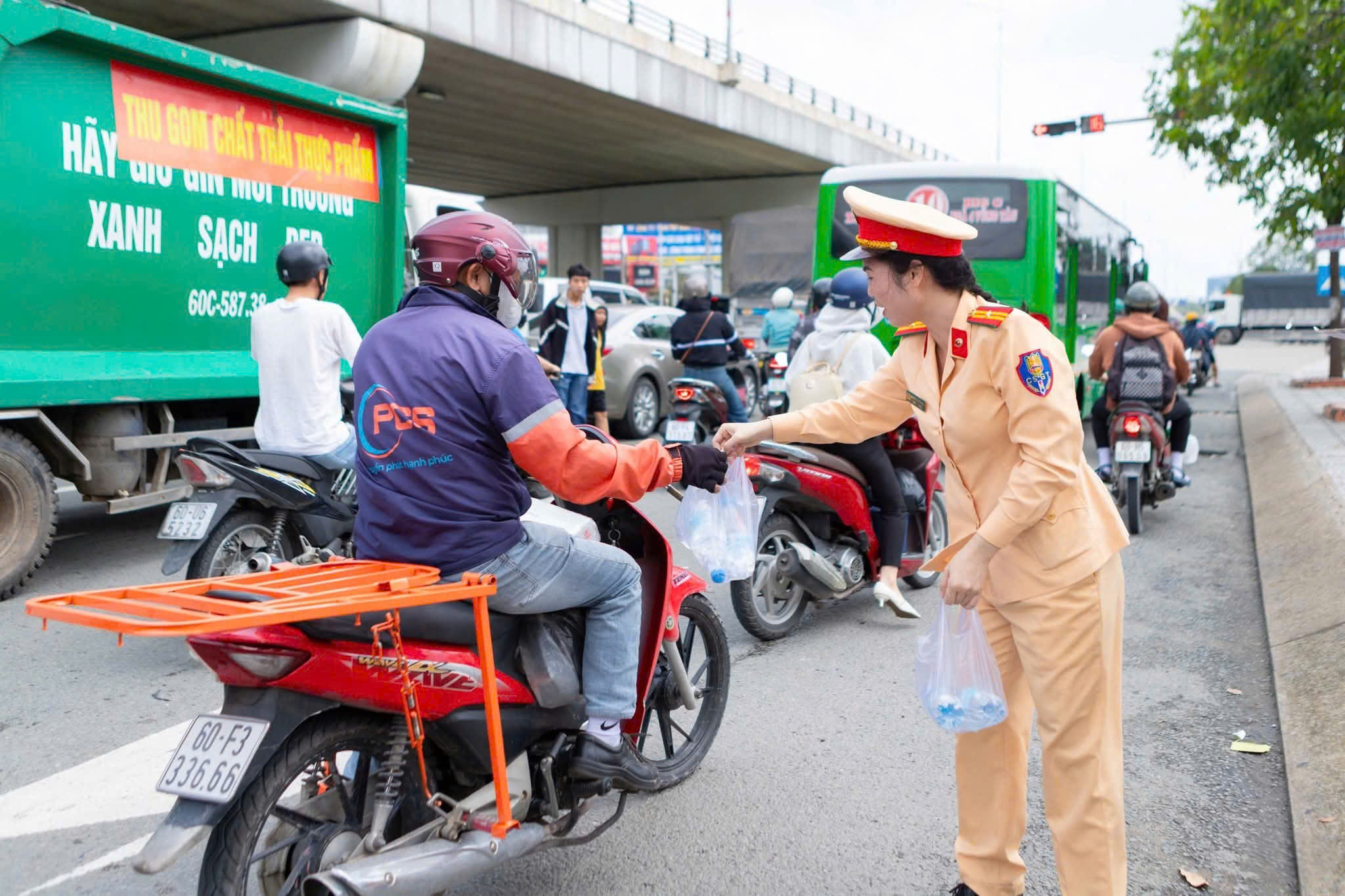 Ấm áp hình ảnh nữ CSGT xinh đẹp phát nước tặng người dân ở Đồng Nai - Ảnh 12.