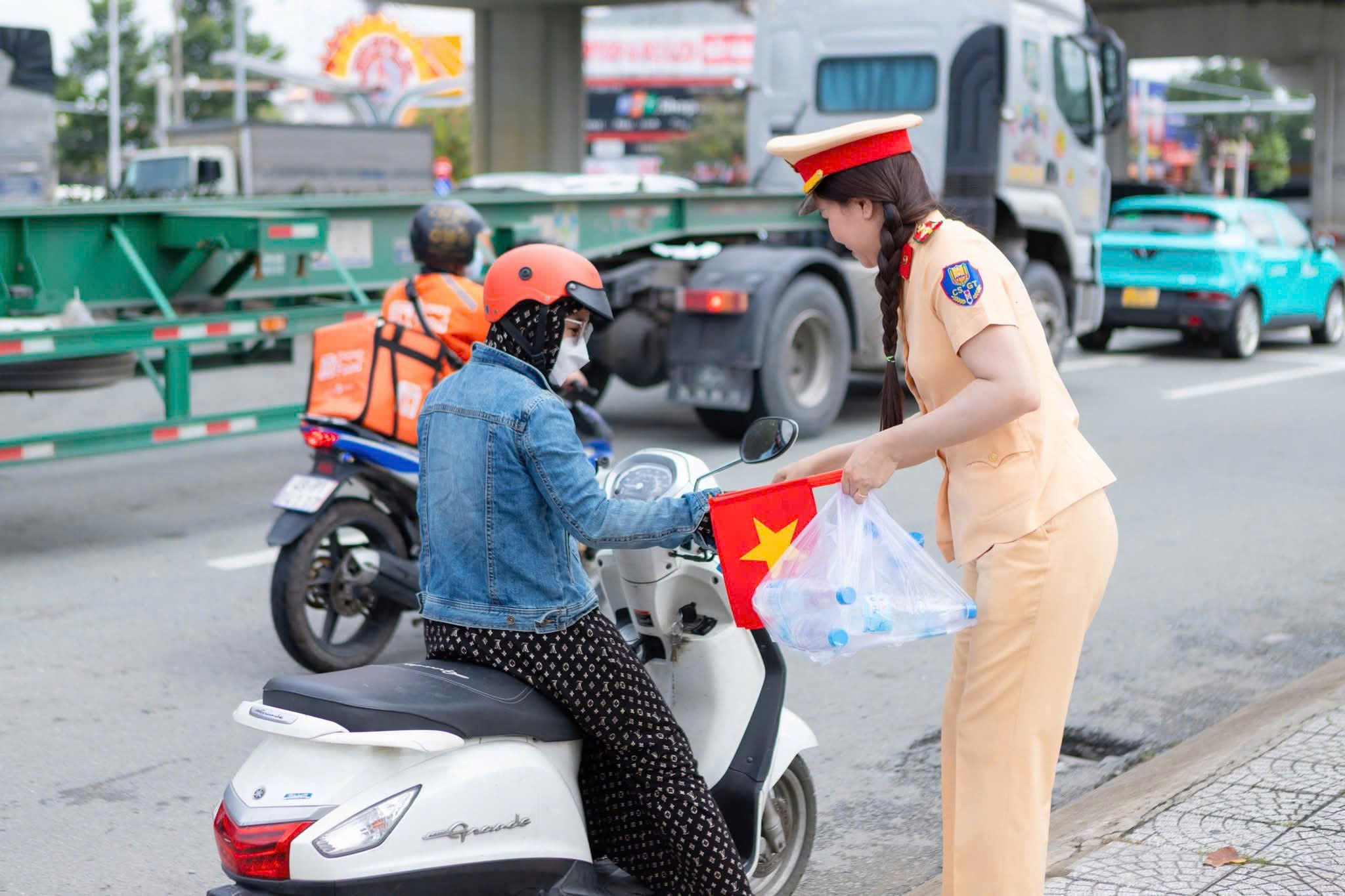 Ấm áp hình ảnh nữ CSGT xinh đẹp phát nước tặng người dân ở Đồng Nai - Ảnh 6.