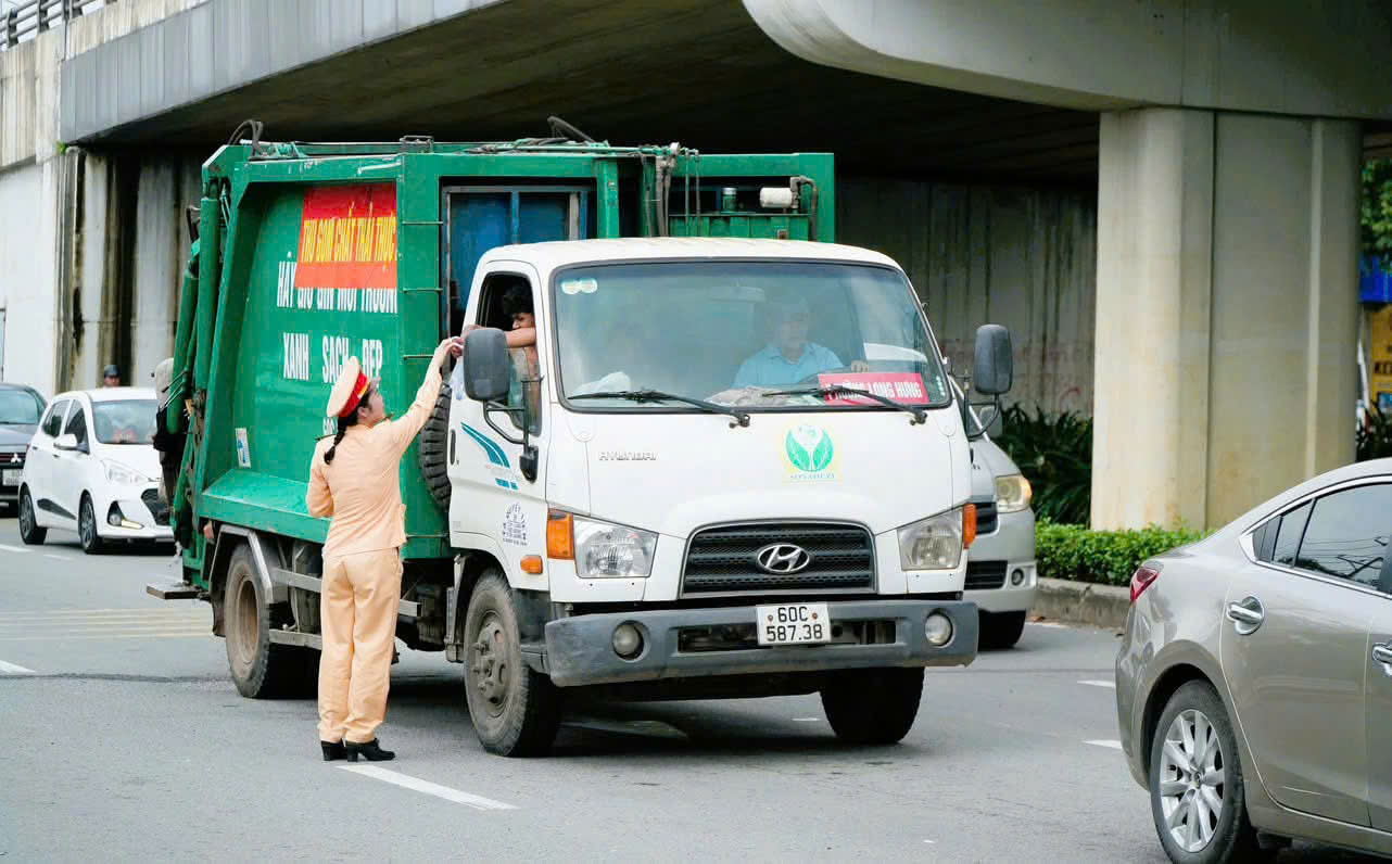 Ấm áp hình ảnh nữ CSGT xinh đẹp phát nước tặng người dân ở Đồng Nai - Ảnh 13.
