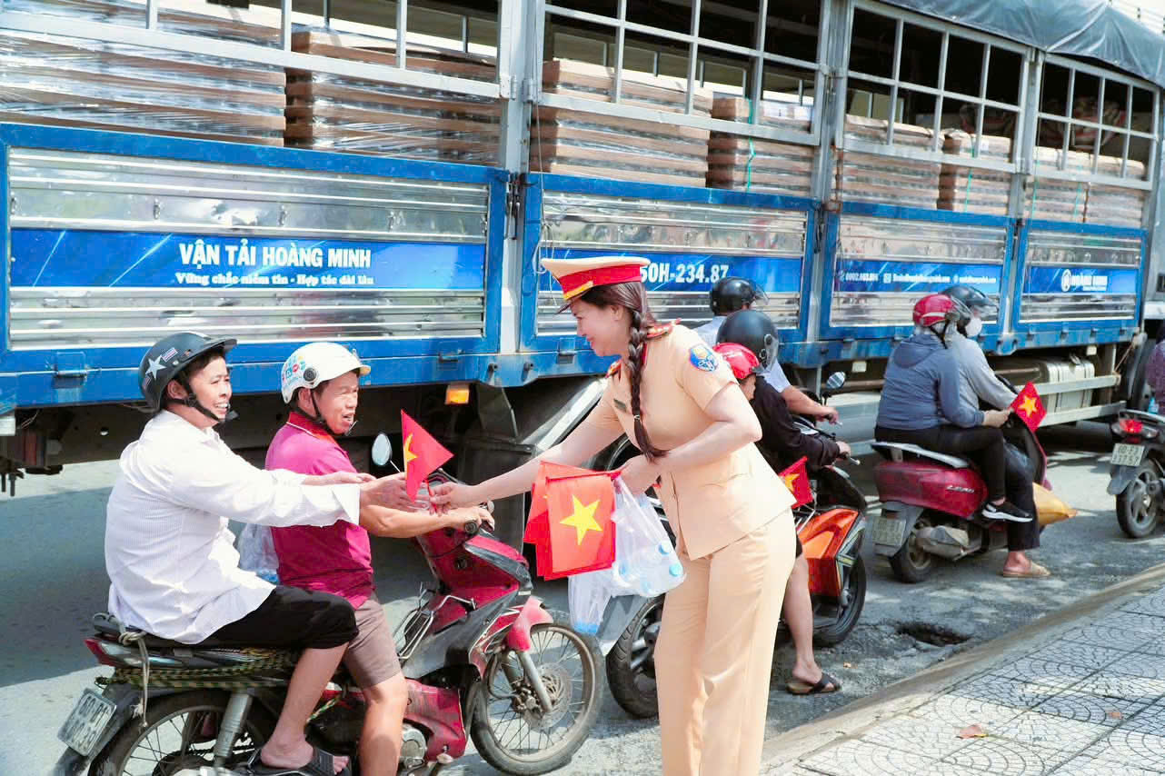 Ấm áp hình ảnh nữ CSGT xinh đẹp phát nước tặng người dân ở Đồng Nai - Ảnh 3.