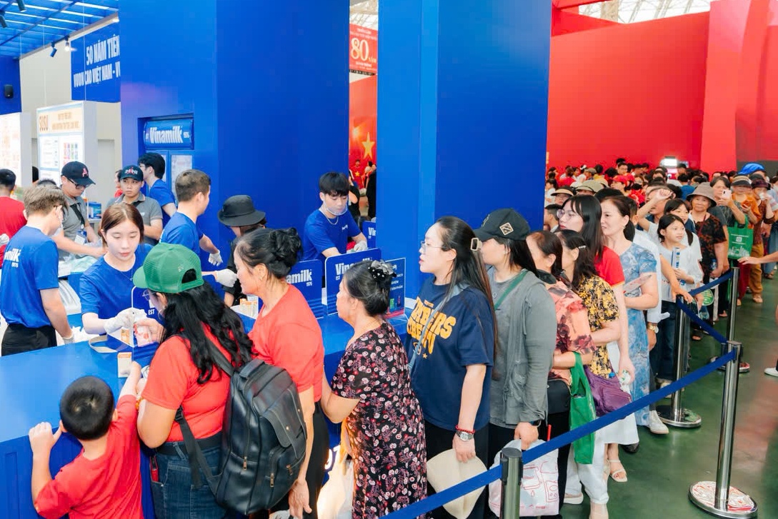 Người dân thích thú trải nghiệm không gian trưng bày của Vinamilk tại Triển lãm thành tựu đất nước 80 năm - Ảnh 3.