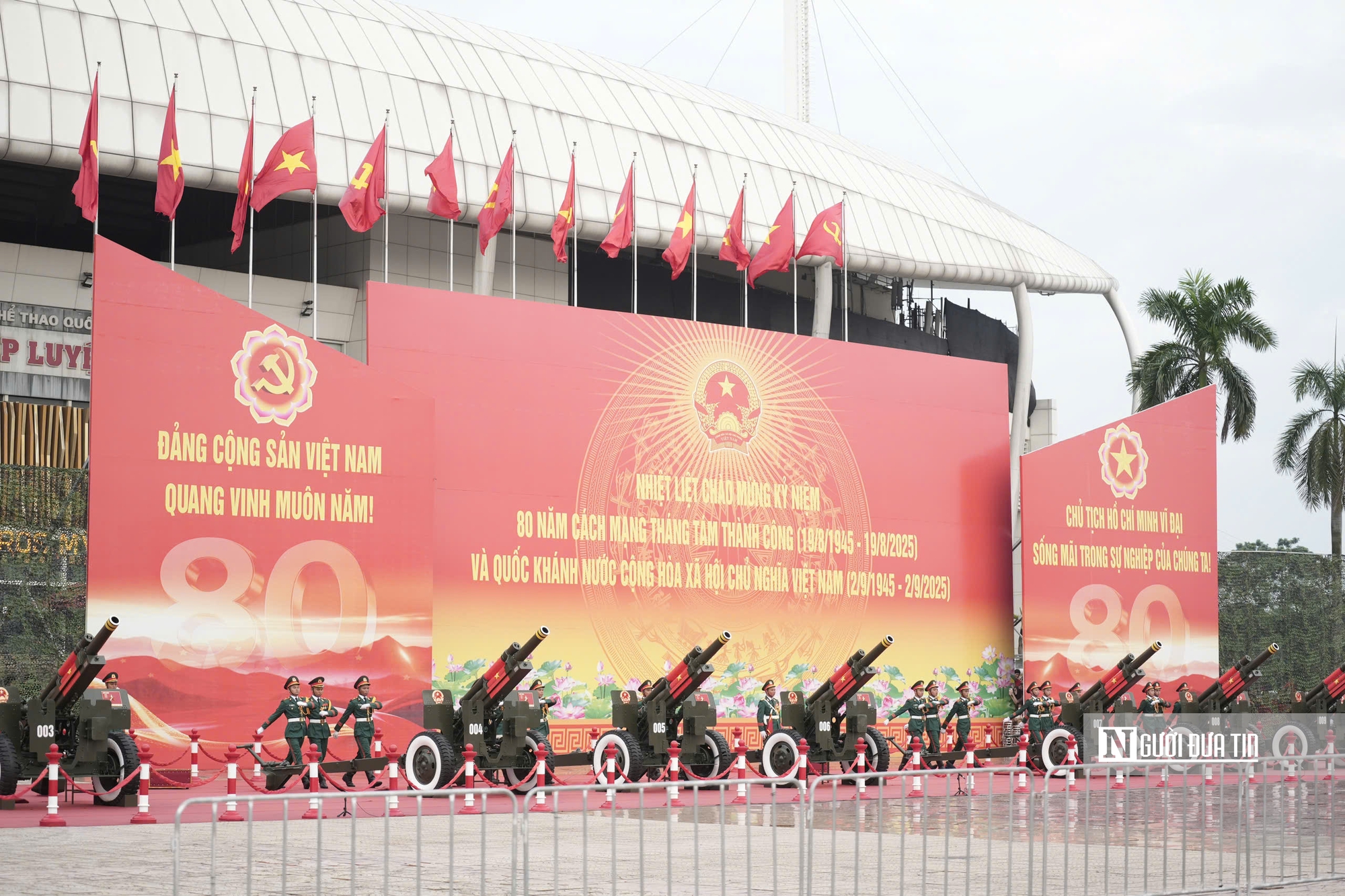 Hàng nghìn ánh mắt dõi theo pháo lễ vang rền tại tổng duyệt A80 - Ảnh 1.